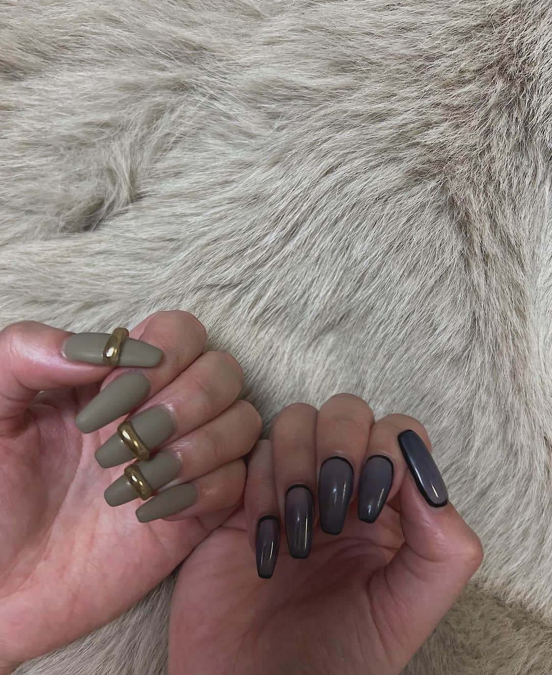 Honokaのインスタグラム：「. . new nails💅  アシンメトリーにしてもらったよ♡ 個性もあって最高にお気に入り🥰🥰  左手：グレージュ×カーキ×マット 右手：ブルー×シアーブラック×囲み  #newnails #naildesign  #ネイルデザイン #シアーネイル #アシンメトリーネイル #アクセサリーネイル #大阪ネイル」