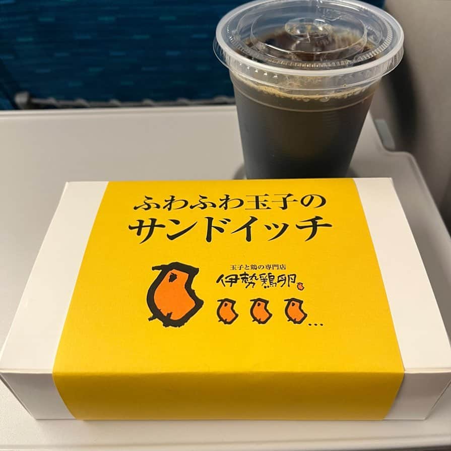 森田恭子のインスタグラム：「人身事故で新幹線がストップ。新大阪で２時間待ちでやっと運転再開しました。こんな日に限ってスマホの充電器忘れてバッテリーも私の気力も残り20%ってとこ😬」