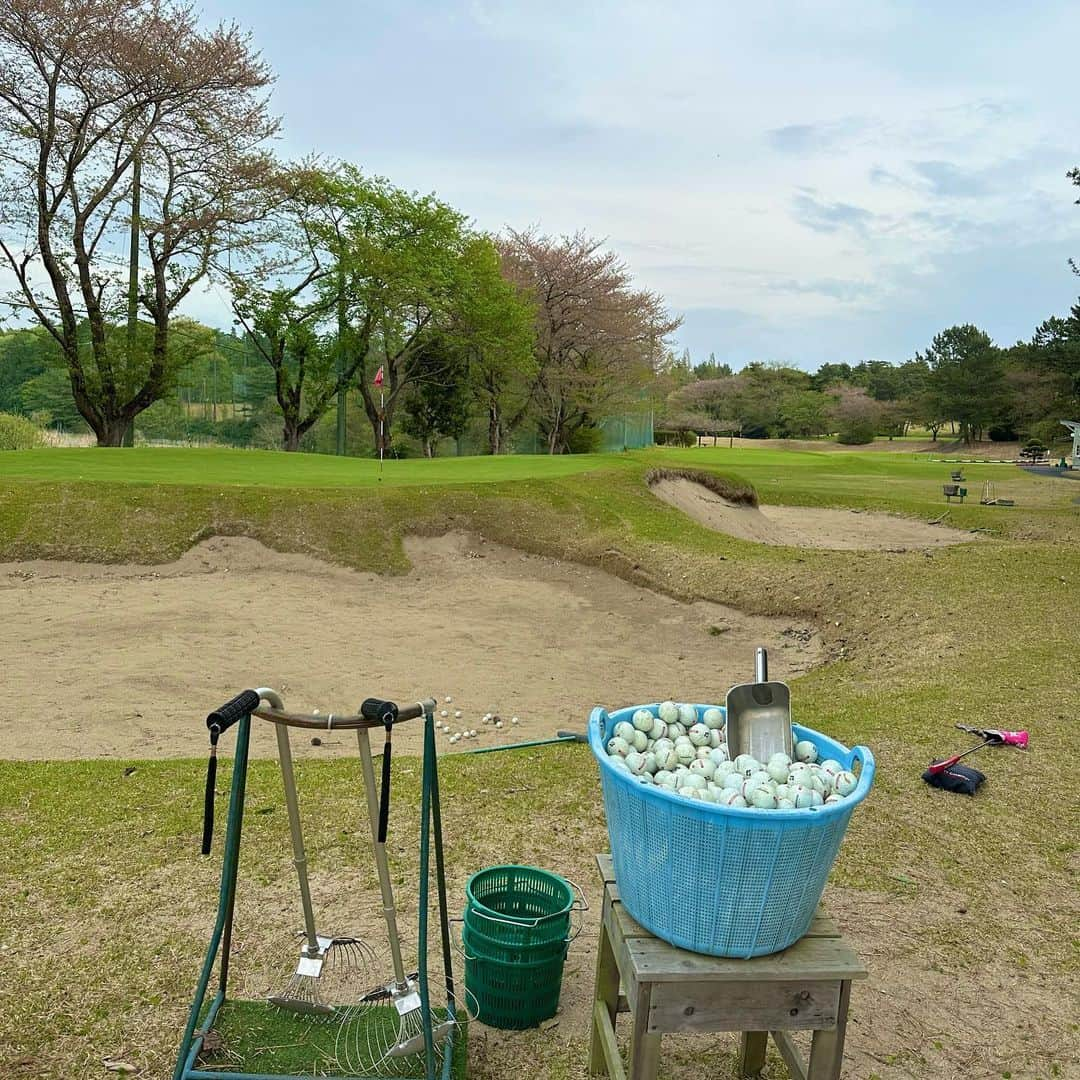 小澤美奈瀬さんのインスタグラム写真 - (小澤美奈瀬Instagram)「今日は日本女子オープン地区予選でした🥰⛳️ 練習ラウンド、本番と憧れの我孫子ゴルフ倶楽部をプレー出来て嬉しかったです🥺結果は25位Tで通過ならず😭簡単なミスをしたのが悔しかったですが、難しいピンポジションのなか今まで以上にしっかりマネジメントを思考出来て成長した部分もたくさんありました🥰💕また課題と目標に向かって取り組んでいきます🥰🌟答え合わせをするような感じでワクワクするゴルフがすごく楽しかったです🥰💕 素晴らしいコースでこのコンディションにするためにどれだけの時間と繊細な手入れを毎日管理していらっしゃるのか…噛みしめながらプレーをしました🥰✨我孫子さま、そして世界中のゴルフ場のスタッフの皆様いつも私たちをプレーさせて下さって本当にありがとうございます😭💖皆様がいないと成り立ちませんしより有り難さを感じた1日でした🥰💕 よし、また頑張るぞ〜！！😍💝  #ゴルフ #日本女子オープン #jga #golf  #我孫子ゴルフ倶楽部 #スマートホールディングス株式会社  #フロンティアの介護  #ビアデザミー  #deoair #anew  #Lynx」4月17日 22時15分 - i_am_minase