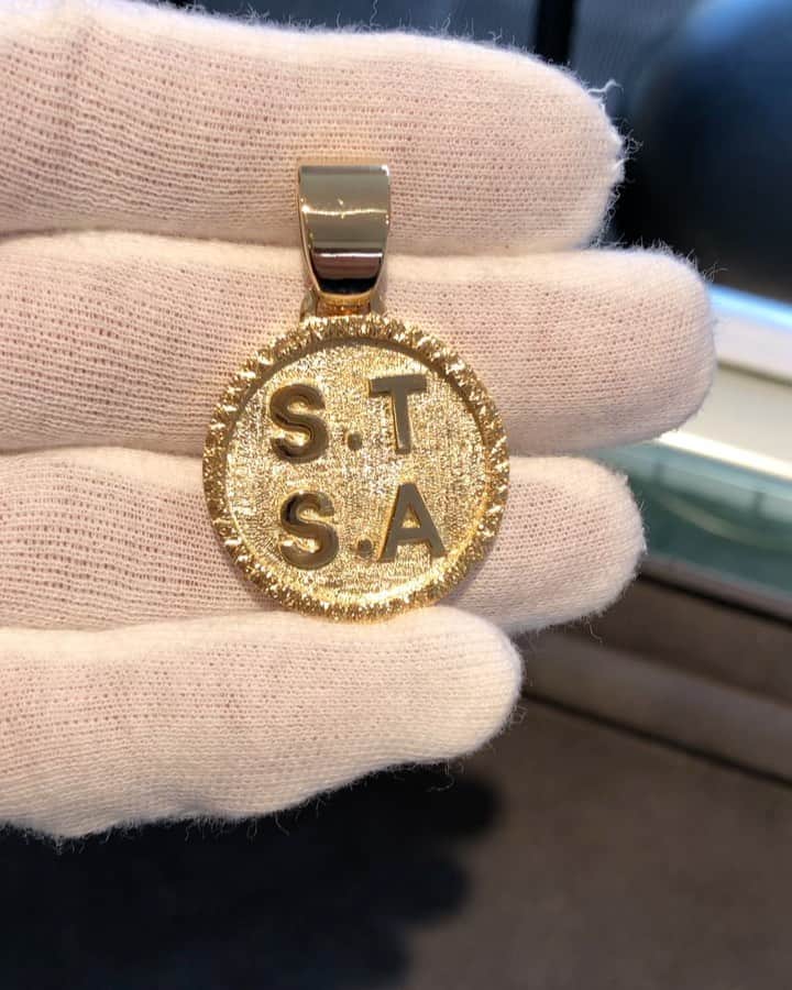 のインスタグラム：「K18YG / S.T.S.A necklace  お客様からオリジナルでオーダーを頂いたイニシャルペンダントトップ。  イニシャルとチェーンを通すバチカン部分以外は全て手彫りで模様を施しています。 ボリュームもありかなり豪華なペンダントトップです✨  #tsuneokajewelry#オーダーメイド#イニシャル#ジュエリー#fukuoka」