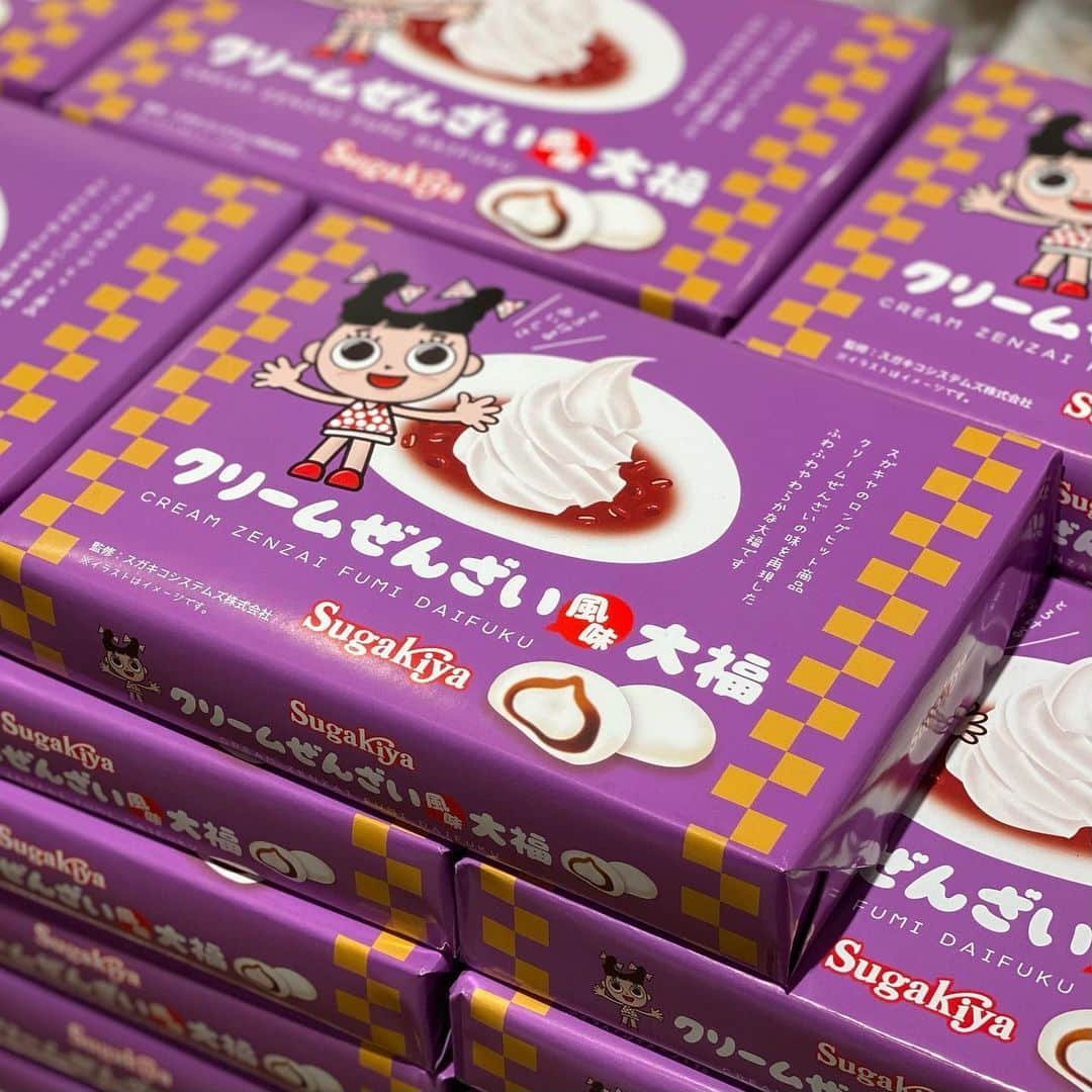 枚方T-SITEさんのインスタグラム写真 - (枚方T-SITEInstagram)「スガキヤといえばうどん、 だと思っていました  枚方T-SITE1階KITANO ACEで見つけた可愛いお菓子のご紹介。  スガキヤのお菓子！ しかも「クリームぜんざい風味大福」というトリッキーな一品。  名古屋のお土産で大人気、冷やして食べると美味しいそうです。  大福のひとつひとつに、スガキヤのキャラクター「スーちゃん」の顔がプリントされていてとてもキュートです。  ところでスーちゃんにはパパとママと弟、犬と猫の家族がいて、その名前をつなげると、、、 という、面白い秘密があります。  さて、この季節に飲みたいコーヒーもご紹介しましょう。 小川珈琲の春限定コーヒーです。 ドリップ10杯分のセットと中細挽きの粉の２種類があります。 ブラジルの柔らかい香りと優しい甘さの軽やかな風味です。  【INFORMATION】 KITANO ACE ■場所：枚方T-SITE1階 ■時間：10:00〜20:00  #枚方tsite #hirakatatsite #枚方蔦屋書店 #枚方 #hirakata #大阪 #osaka #京都 #kyoto #枚方家族 #枚方グルメ #枚方市駅すぐ #枚方市駅 #お持ち帰り #KITANOACE #グロサリーショップ #キタノエース #北野エース  #スガキヤ #スガキヤスーちゃん  #クリームぜんざい  #大福」4月17日 22時26分 - hirakata_tsite