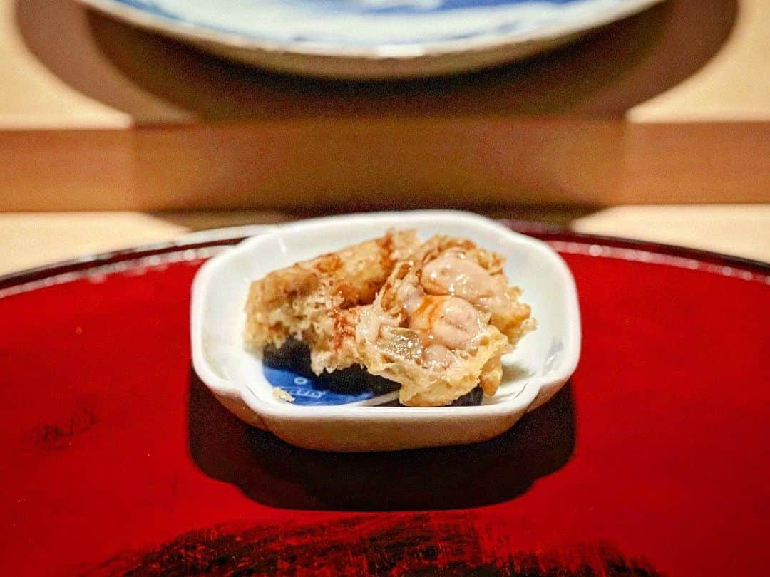 能美黎子さんのインスタグラム写真 - (能美黎子Instagram)「・ プレミアムシート　カウンター8席。  日本一と名高い “てんぷら 成生”  天ぷらの概念を覆されたお店。 今まで食べた天ぷらとは… と思ってしまったほど記憶に残る天ぷら屋さん。  その日獲れたお魚と その日の旬の野菜や材料を使用したコース お任せ一択。  同じメニューの天ぷらは、 2度と食べられないから 毎回幻のメニュー。  素材を活かした揚げ方で、 お野菜がとにかく美味しい。  特に印象に残ったのは、 玉葱 サツマイモ アスパラ アサリ 豆鯵  お野菜のジューシーさに ひたすら感動。 こんなみずみずしくて甘いお野菜は初めて。  アサリは、今まで見たことのない大きさで蛤のよう。 甘味と旨味が凝縮されていてジューシー。  豆鯵はスナックのようで、 いつまでも食べていられる軽さと美味しさ。  最後の締めは、3種類お好きなだけいただけます。 天茶、天丼、天ばら。  今回は、天丼（普通盛）、天ばら（普通盛）。 天ばらは食べたことがなかったけど、 途中から出汁をいれて2度楽しめる美味しさに感動。  デザートは茶室でいただくのですが、 これがまた美味しい。  どれだけ食べても 胃もたれとは無縁。 天ぷらなのにとってもヘルシー。  またご縁がありますようように… と願わずにはいられないお店。  --------------------  てんぷら 成生 〒420-0861 静岡県静岡市葵区丸山町12-2 054-295-7791 完全予約制  --------------------  #てんぷら成生 #成生#静岡グルメ #予約困難店 #予約が取れないお店 #日本一 #日本の美食 #食べログ4超え #食べログゴールド #美味しいお店 #美味しいもの #美味しいもの巡り #美食家が集う店 #新静岡#予約が取れない店」4月17日 22時21分 - reikonohmi