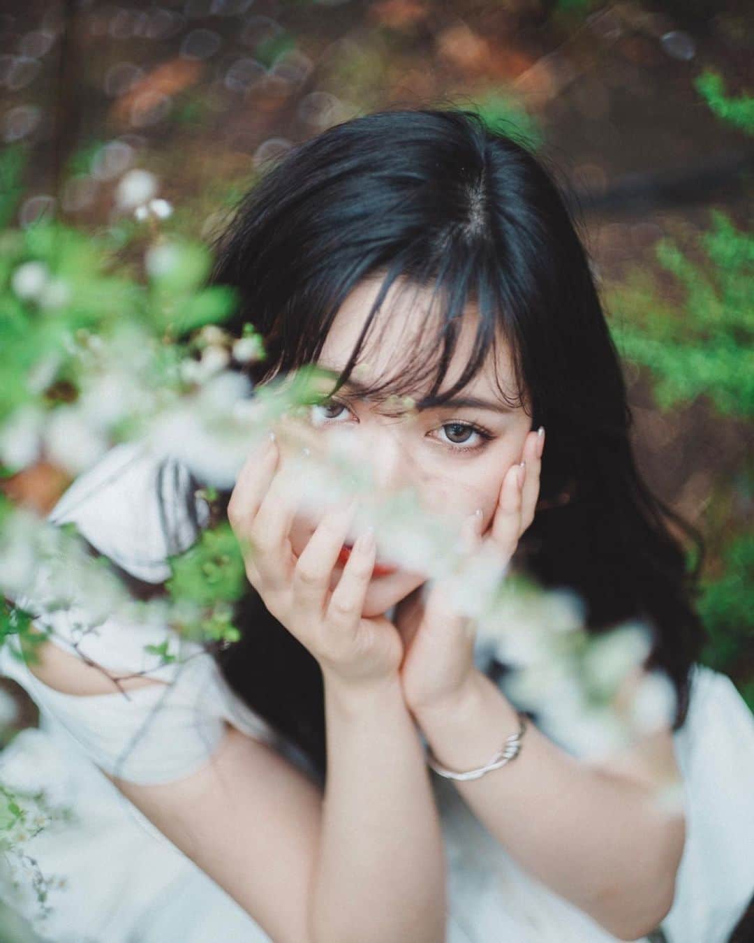 junko onagi ／小梛準子のインスタグラム：「2023.04.17  My BD 🎂🤍  Photo by @wagnus   同じ誕生日のはるさんに撮っていただいたお気に入りの写真📸 本日が投稿日に相応しいと思い投稿させていただきます🤲✨  がむしゃらに前を見て正解は分からずとも走り続けた10数年、、 最近は一度足踏み中w  わたしにできることはなんだろう💭と 改めて考える日々  ひとつ確実に今言えることは、 わたしの職や立場、環境、周りにいる人が変わっても変わらない関係で居てくれる周りの友人達に心から感謝です🥲  これからもがんばります⭐︎  #誕生日 #0417」