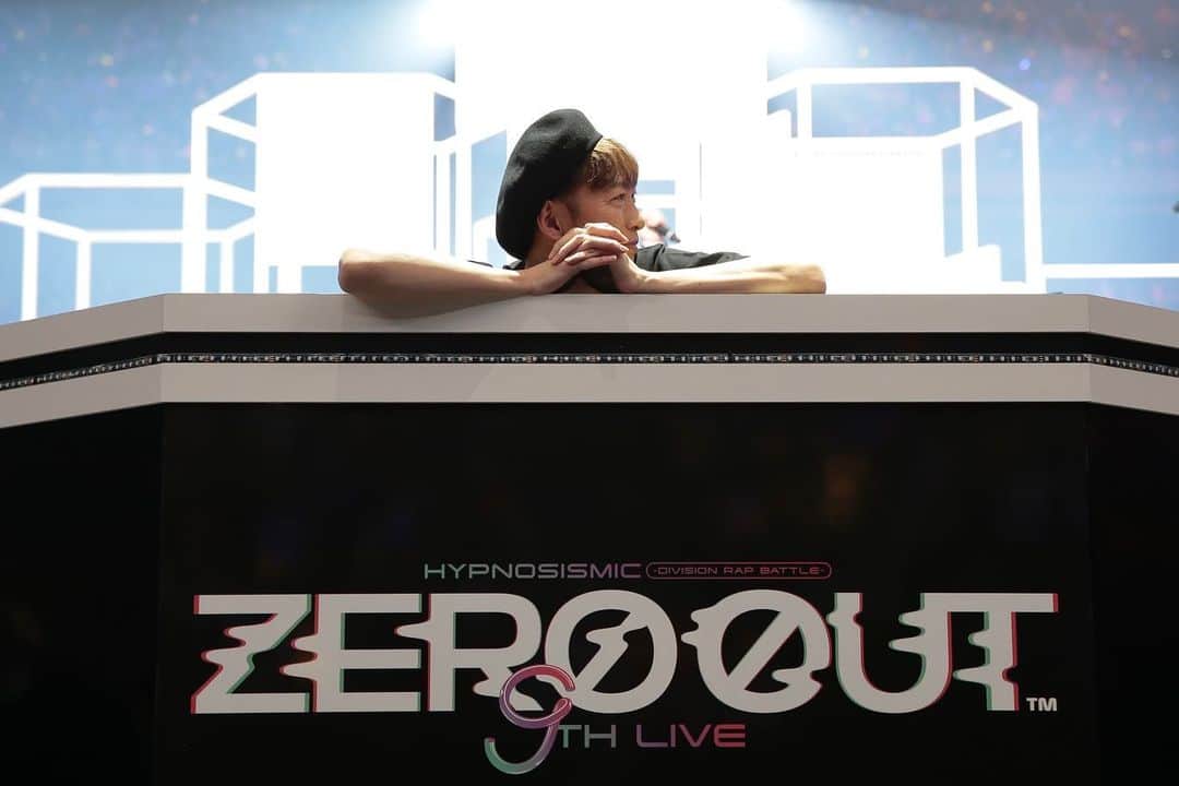 DJ U-ICHIのインスタグラム：「4月15,16日と有明アリーナにて ヒプノシスマイク  -Division Rap Battle-  9th LIVE ≪ZERO OUT≫  ライブDJとして参加させていただきました。8th LIVEでは各ディビジョンの単独公演を開催して9th LIVEでは全ディビジョン、中王区も集結するという長いツアーのファイナル公演のような二日間でしたね。  先ずは、今回のテーマやコンセプトなどの説明を受けての音源などの制作。  オープニングのサウンド 中王区登場のサウンド ゲストアーティスト登場のSE D.D.BによるDanceBridge DJ & Dance Bridge DJ Bridge  ライブに向けてのサウンド制作はこの辺りの音をやらせていただきました！ 今回は、360°にお客さんがいるというセンターステージだったので楽しみなところと、どんな感じになるかな！？などなどリハーサルではわからないようなこと（会場入らないと）もありましたが、プロフェッショナルなスタッフさんばかりなので、そこまでは心配してなかったけどやっぱりステージみると圧巻でしたね！ こんなところで、DJやれるなんて嬉しいなと思いました。  ライブスタート前に少しだけDJプレイをやることになったので、こんな感じで盛り上げられたらいいなとイメージはあったので、後は本番で感じたことなどを煽ってみました。あまりそんなMCやるタイプじゃないんですけど、ライブDJとしての役目は、キャストさんのサポートは当然だけどお客さんもテンション上げたりコントロール出来そうなところはやるのが役目だといつも思ってるし、ずっとコロナ禍で声出し我慢してたのもわかってたし、きっと声の出し方も忘れるくらいになってるんじゃないかな！？練習も必要なんじゃないかな！？ そして僕もみんなの声聴きたい！ その声をスタンバイ中のキャストさん達、ステージを作ってくれたスタッフのみんなにも届けば、更に素晴らしいライブになるんじゃないかと。 DJプレイ中、そんなことをふと思ったりしたので喋っちゃいました。  本編は、もうどの曲をとっても強すぎますね！ パフォーマンスから演出から反応するみんなの声から、何度もDJやりながらテンション上がったことか。  みんな集結してたので、盛り沢山な最高の二日間でしたね。  ほんとにありがとうございました♪  #djuichi #ヒプマイ9thライブ」