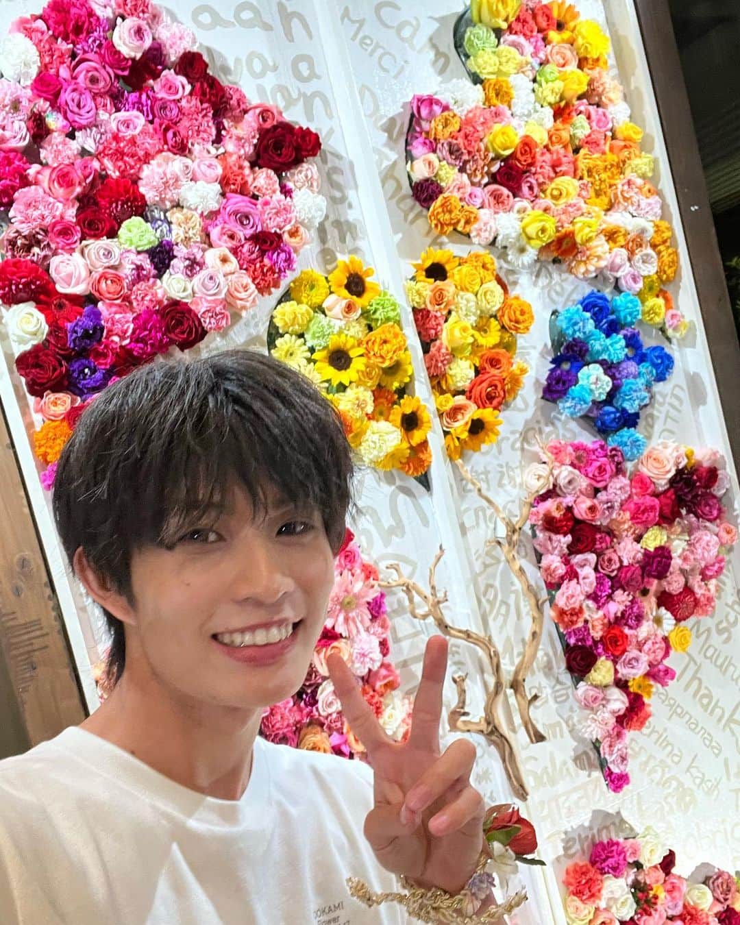 柊太朗のインスタグラム：「フラワーフェスティバル！ 来て頂き、協力して頂きありがとうございました🙇‍♂️ 結果はまだですが、皆さんのおかげで綺麗な最高な作品に仕上がったと思います！ 色々な方達とお話出来てみんなの愛が沢山届いて、本当に最高の日でした🌸 まんちゃん待ってるよー🌻  本当に花束のメンバーもみんなも！ ありがとうございました🐾   #花束オオカミ  #花束とオオカミちゃんには騙されない  #フラワーフェスティバル」