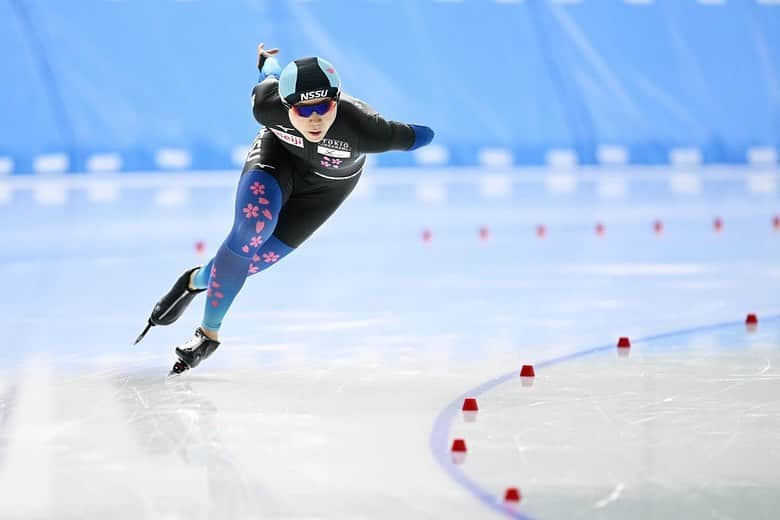 高木美帆のインスタグラム：「日体卒業🌸  学生の頃から合わせて10年。 日本体育大学の皆様にはとてもお世話になりました。  ここを去る決断をするのは簡単なことではありませんでした。 どんな時でも親身になって、私が競技に集中できる環境を作り続けてくださった皆様には、心から感謝しております。  まだ自分が進む道を迷っていた時に “自分の人生なのだから自分で決めなさい”と いうお言葉を常務からいただきました。 自分で決めるからこそ、責任が生まれ、自分で決めるからこそ、意味が生まれる。 この先、道に迷うことがあっても、常にこの言葉は胸に、しっかりと自分の意思で歩んでいきたいと思います。  そしてどんな時でも見守り続けてくださった青柳先生に、敬意を表します。 先生はこの先もずっと私の先生です😊  学生から教職員となり6年。 6年越しの卒業です。 卒業と思えば、寂しくない。 そんな心づもりがあります。 日体魂は忘れません。 ここはいつまでも私の大事な母校です。 ありがとうございました！  #日体魂  📷 @kenjiromatsuo.aflosport」