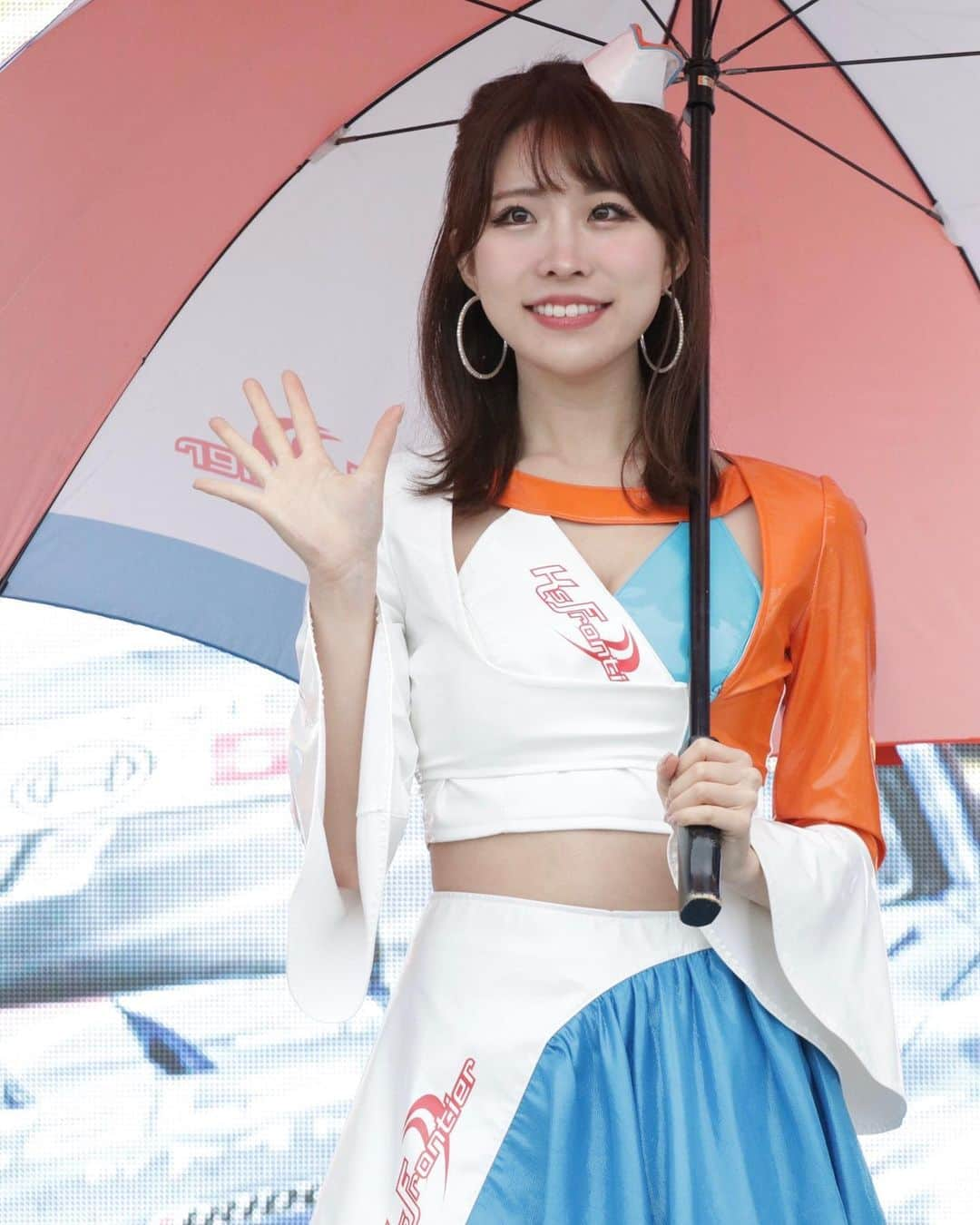 はにゅんさんのインスタグラム写真 - (はにゅんInstagram)「SUPER GT Rd.1 OKAYAMA🍑  開幕戦は雨や雷、雹が降る中、 3度の赤旗中断など荒れに荒れたレースでした。  48号車は予選26位→決勝19位！🏁 悪天候による赤旗中断でレースは終了しましたが マシントラブルも無く、無事ピットに戻って来れて良かったです！  そして私もSUPER GTデビュー🎉 GT500,300と大迫力で国内最大の人気レース、 レースクイーンとして携われること嬉しく思います！  GT次戦は5/3,4 富士戦！ 48号車、フロンティアキューティーズの応援も よろしくお願いします🫶  #SUPERGT #スーパーGT #GT300 #植毛ケーズフロンティアGTR #岡山国際サーキット #フロンティアキューティーズ #レースクイーン #carrace」4月17日 22時35分 - hanyu_nanoka_