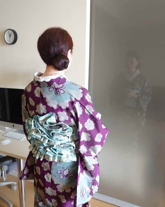 雨月衣のインスタグラム：「15.16日のお出かけ着物。  あいにくの雨。 15日は一日中本降り。 16日は一時大雨と雹。  レインコートを着るので蒸し暑くなることを想定して、単の着物。 レースの掛け襟。  着物の下は肌着の代わりにＶネックのブラウスと木綿の裾除けだけで涼しく。  帯は生地を取り寄せて自分で作った兵児帯。縁取りはオーガンジーのリボンを縫い付けています。  帯を結ばず、クリップで止め、ひだを作って紐で縛ったフリルいっぱいの帯姿です。意外と簡単。  タワーマンションに住む 友達の家で撮影。 磨りガラスにぼんやり映り込む前姿が 幽霊ぽくていい感じ。  #雨月衣着物」