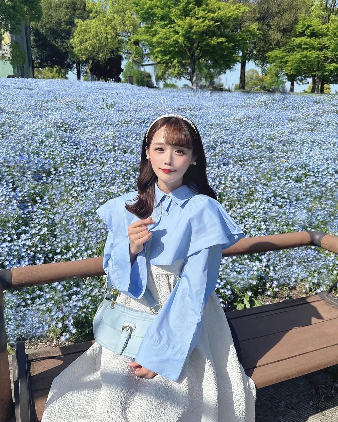 のインスタグラム：「. 都内でみれるネモフィラ畑🦋💠 . . . 西日暮里駅から15分くらいで行ける 舎人公園にこんなに綺麗に ネモフィラが咲いてたよ🤍💎 人もそんなに多くなくてかなり穴場💞 駅からも直結でアクセスも良くて 気軽にネモフィラ見れておすすめ🫶 . . . みずきちゃんのプーともたくさん 遊んで、天気も良くていい1日でした🐶💞 . . . 👗ブラウス　@grl_official . 👗ワンピース　@grl_official . 👜バッグ　@shein_japan . 🩰シューズ　@bridget_birkin . . . . #ネモフィラ #ネモフィラ畑 #舎人公園 #お花畑 #お花畑コーデ #grl #グレイル #shein購入品 #sheinコーデ #プチプラコーデ」
