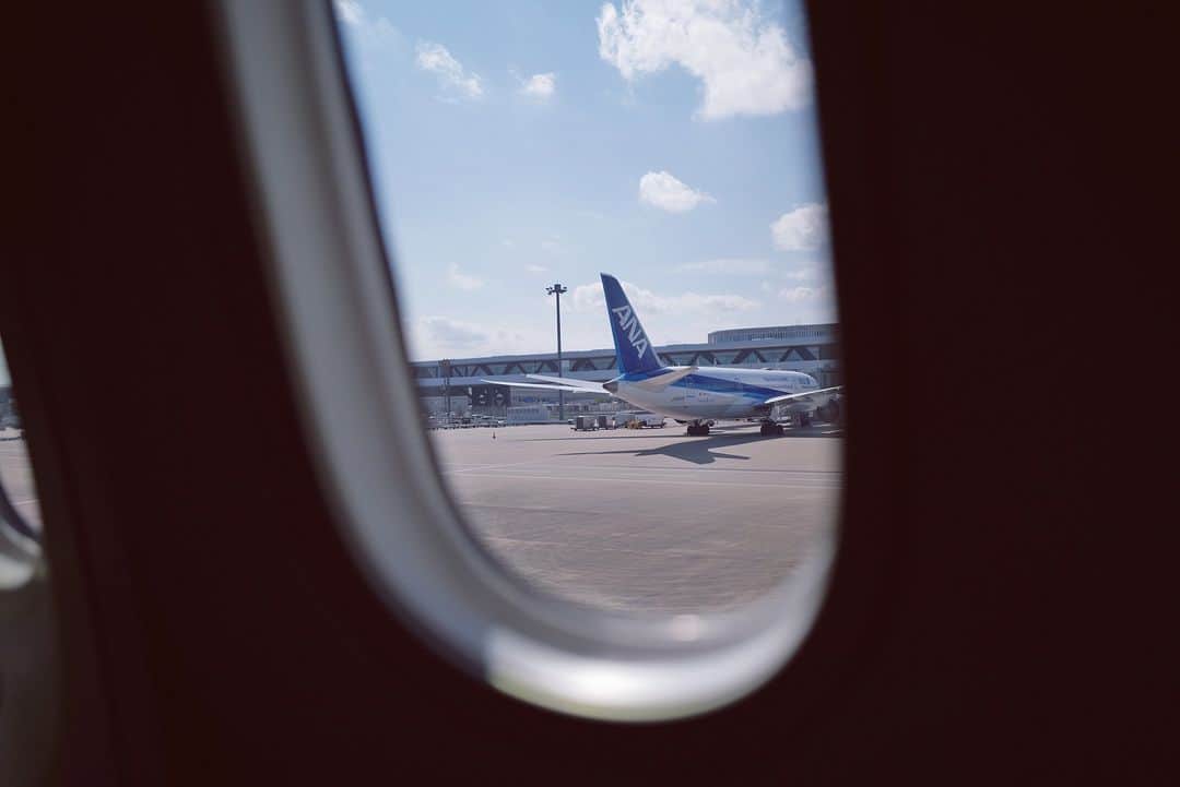 All Nippon Airwaysのインスタグラム：「Window seats: like watching a movie, only real. #TeamWindowSeat #CrewView」