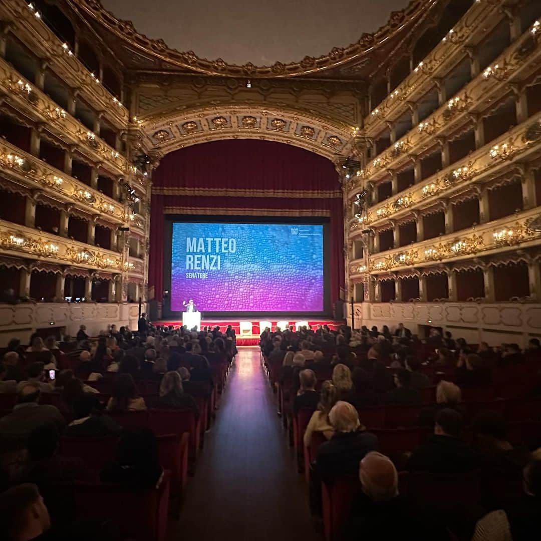 マッテオ・レンツィのインスタグラム：「Bello ascoltare proposte e idee dei giovani di Cremona su lavoro, innovazione, futuro. Bella la politica quando siamo confronta sui progetti e sui sogni.」
