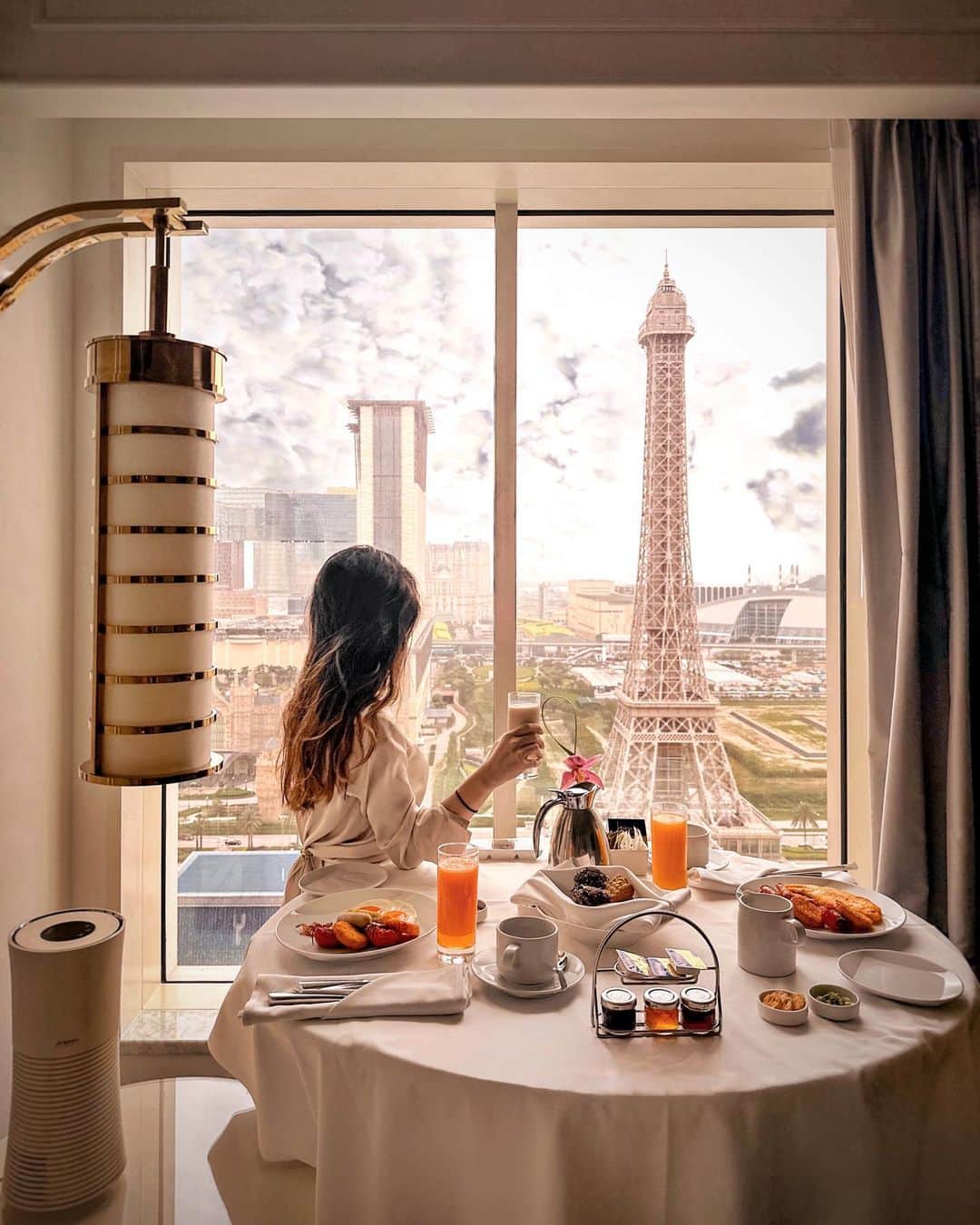 のインスタグラム：「Waking up to this view🤍 #ParisianMacao」
