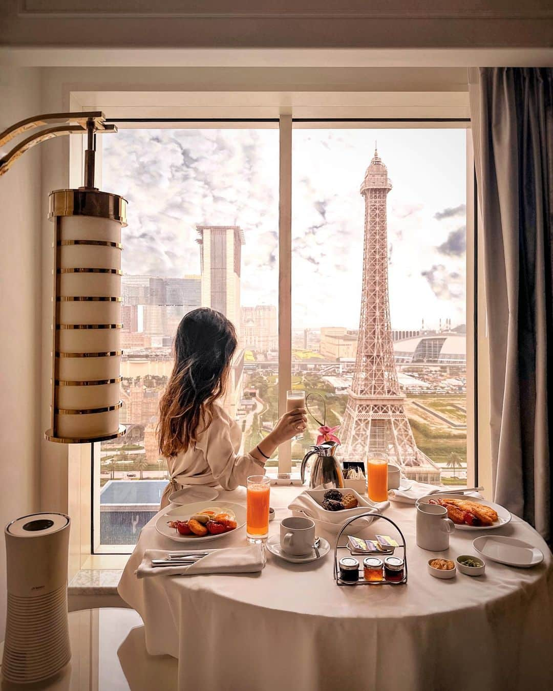 Moanna S.のインスタグラム：「Waking up to this view🤍 #ParisianMacao」