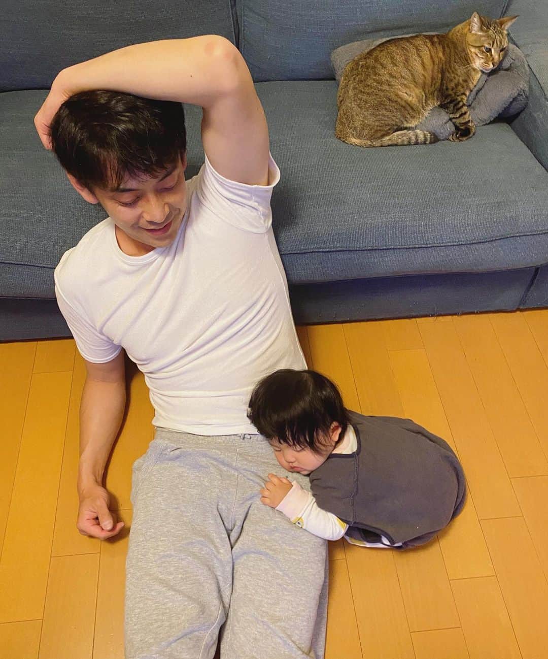 結花子さんのインスタグラム写真 - (結花子Instagram)「たまらん💛 とことこハイハイしてきて、 夫の腰にもたれかかったまま動かなくなったと思ったら。。 寝てた。。😂 犬みたい😂たまらん可愛さ💗 . #娘　#10ヶ月突入 #日々成長　#日々かわいさ増し増し  #メロメロ #love #mybaby」4月17日 22時33分 - yukako_chupapi