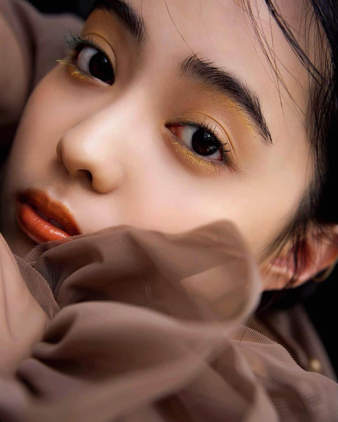 谷口翠彩のインスタグラム：「𝐈𝐦𝐩𝐫𝐞𝐬𝐬𝐢𝐨𝐧𝐬 𝐢𝐧 𝐀𝐦𝐛𝐞𝐫  ゴールデンアワーの光に包まれる地中海のきらめき 飴色に照らされる ファンタジーとリアルのコントラスト  夕暮れの光の中にさまざまな感情がとけ出し 美しさも濁りも包み込んでつやめく琥珀を想わせる  心地よくありのままの自分を表現し 軽やかな光の透明感と奥行きをまとう ✺⋰  video： @yuuuuuji_h  mo： @aoi__niizeki  【eye】 @rmkofficial  ⚫︎インフィニット シングル アイズ EX-03 スパークリング リモンチェッロ ⚫︎リクイドアイズEX-01 グロウ オブ コンフィデンス  【lip】　@suqqu_official  ⚫︎トリートメントラッピングリップ03  【mascara】 @opera_cosmetics ⚫︎マスカラ  グリーン  Makeup always snuggles up to my heart 🫶🏻 and give me a little confidence 💎  𝐂𝐡𝐚𝐧𝐠𝐞𝐬 𝐰𝐢𝐭𝐡 𝐡𝐚𝐢𝐫, 𝐦𝐚𝐤𝐞𝐮𝐩 𝐚𝐧𝐝 𝐟𝐚𝐬𝐡𝐢𝐨𝐧 .  毎日天気が変わるように  毎日ヘアもメイクも変わる🩰  .  .  #みどめいく#みどへあめいく #rmk#suqqu#スック#トリートメントラッピングリップ#opera#オペラマスカラ」