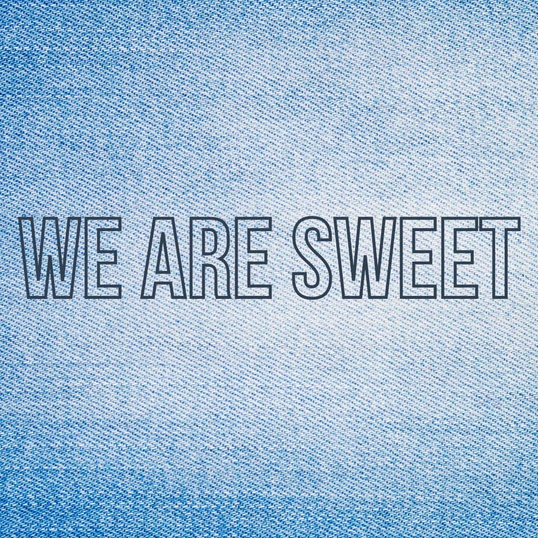 スイートイヤーズのインスタグラム：「Dolci, trendy, irriverenti, unici.  We are Sweet Years Jeans! 💙 . . #sweetyears #sweetyearsjeans #ss23 #ss23collection #denim #jeans #nonsivivesenzacuore」