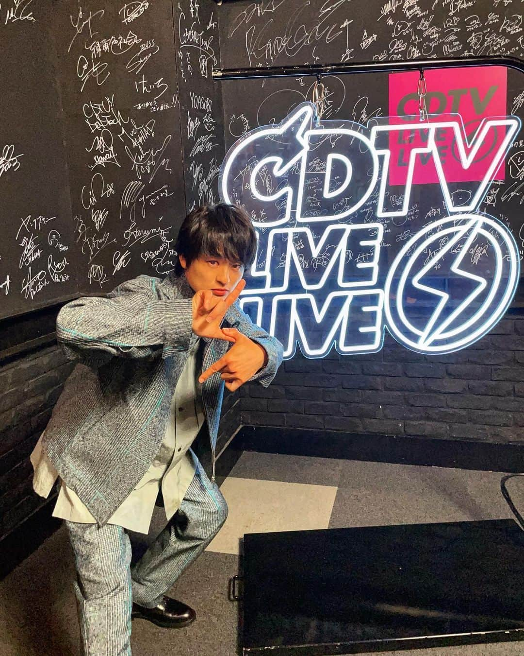 尾崎裕哉のインスタグラム：「CDTVライブ！ライブ！ 「僕が僕であるために」「I LOVE YOU」二曲ご覧いただきありがとうございました。ギター弾き語りならではのプリミティブな感じがやってて心地よかったです。  今日の衣装は @irenisa_official  生地からオリジナルで作っていて、千鳥柄を再構築して現代的にアップデートしているところが、僕の理念と共鳴するところがあったので選ばせて頂きました。かっこいいよね。  #cdtv #iloveyou #僕が僕であるために #勝手に編み出した #cdtvポーズ #俺が初めてらしい」