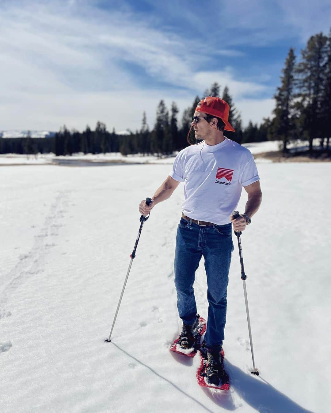 アダム・センのインスタグラム：「Yellowstone adventures.  🦬🦌🐻  #yellowstone」