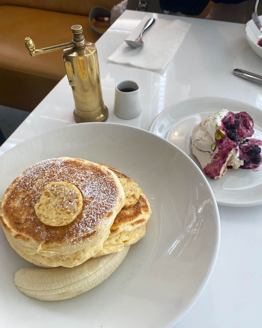 渡邊菜々のインスタグラム：「🥞🍓  @billsjapan ♡  美味しかった〜🍓 (バナナはあまり好きじゃない🍌)  そしてあやのとかりんと👶🏻‎集まれて🩵 幸せやった〜🩷  可愛い子に囲まれて幸せです👶🏻  #わたななカフェ巡ってみた  #billscafe #billsfukuoka  #福岡カフェ#中洲カフェ#博多カフェ #かふぇすたぐらむ」