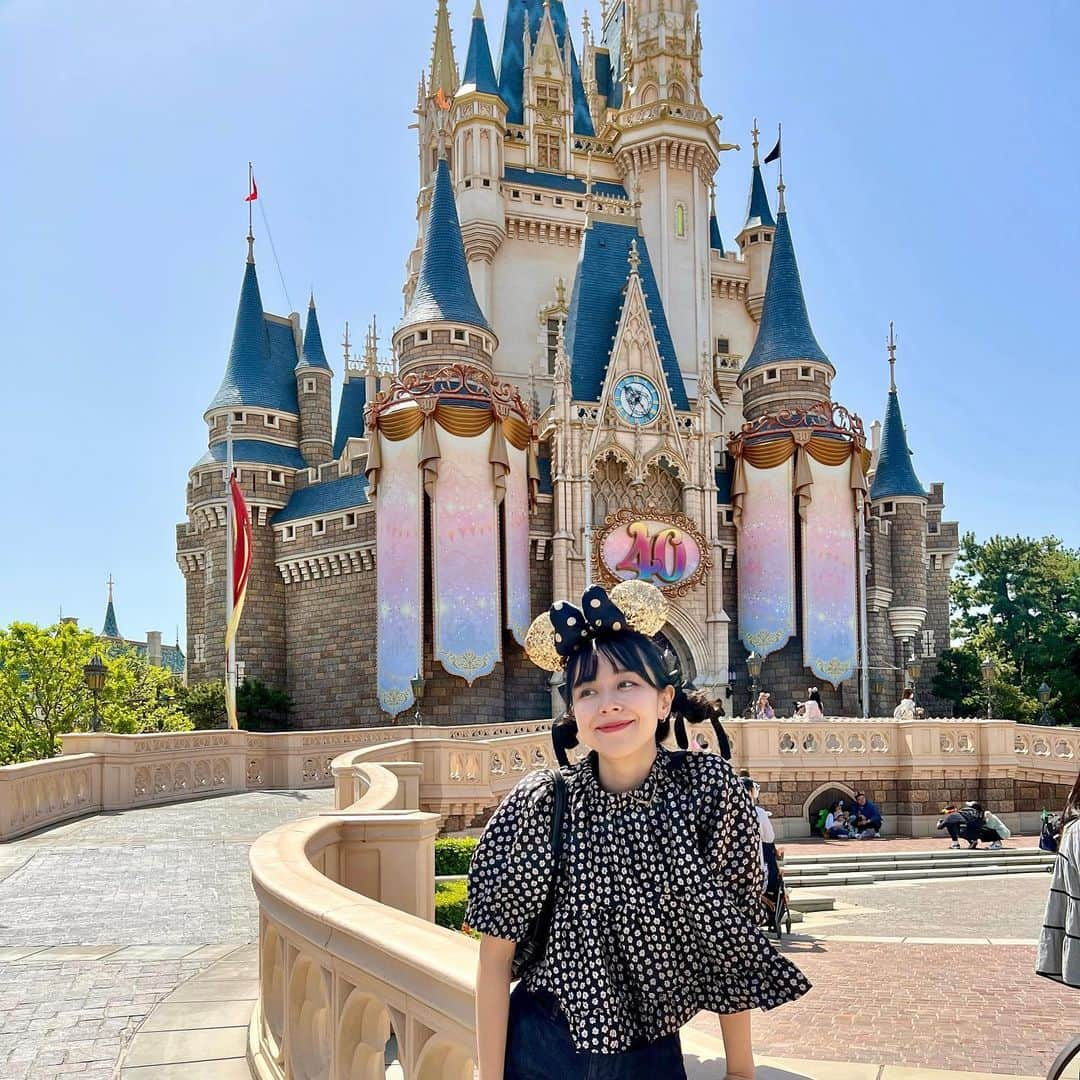 佐藤ミケーラ倭子のインスタグラム：「BIRTH DAY🎂👑 27歳になりました!! お祝いのメッセージたくさんありがとう!! みんなよくミケーラから元気もらってるって 言ってくれるけど、私もだよ!! みんなこれからも一緒に楽しもうね!! 夢の国で遊んだズラ🐭 みんな何の乗り物が1番好き？ 次回佐藤ミケーラ倭子まさかのコラボ、楽しみにしてろよ!!」