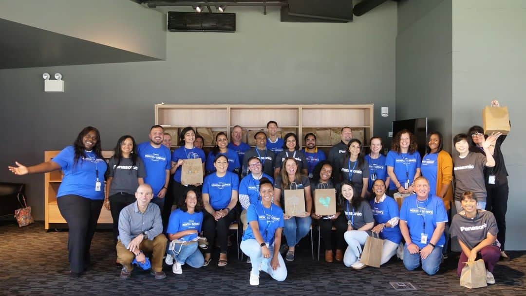 Panasonicのインスタグラム：「To celebrate #NationalVolunteerWeek, we’re highlighting three areas we focus on in our volunteer work at Panasonic. First up? Our volunteer work for the community.   From gathering electronics to donate to packing food up for distribution – we're passionate about making a positive impact on the lives of those in need. Stay tuned for our next spotlight this week and check out the link in our bio to learn more!」