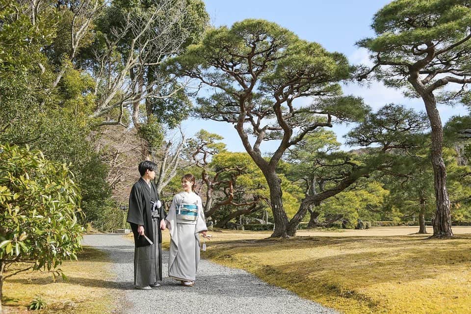 のインスタグラム：「伊勢神宮・結婚奉告参拝⛩ こんな素敵な写真を撮っていただいて感動です。 ありがとうございました😌 @ise_okagesama.wedding   ※撮影・掲載許可いただいてます  #伊勢神宮 #結婚奉告参拝 #伊勢神宮結婚奉告参拝 #伊勢神宮結婚奉告  #伊勢神宮結婚式  #伊勢神宮外宮  #伊勢神宮結婚奉告特別参拝 #和装フォトウェディング」