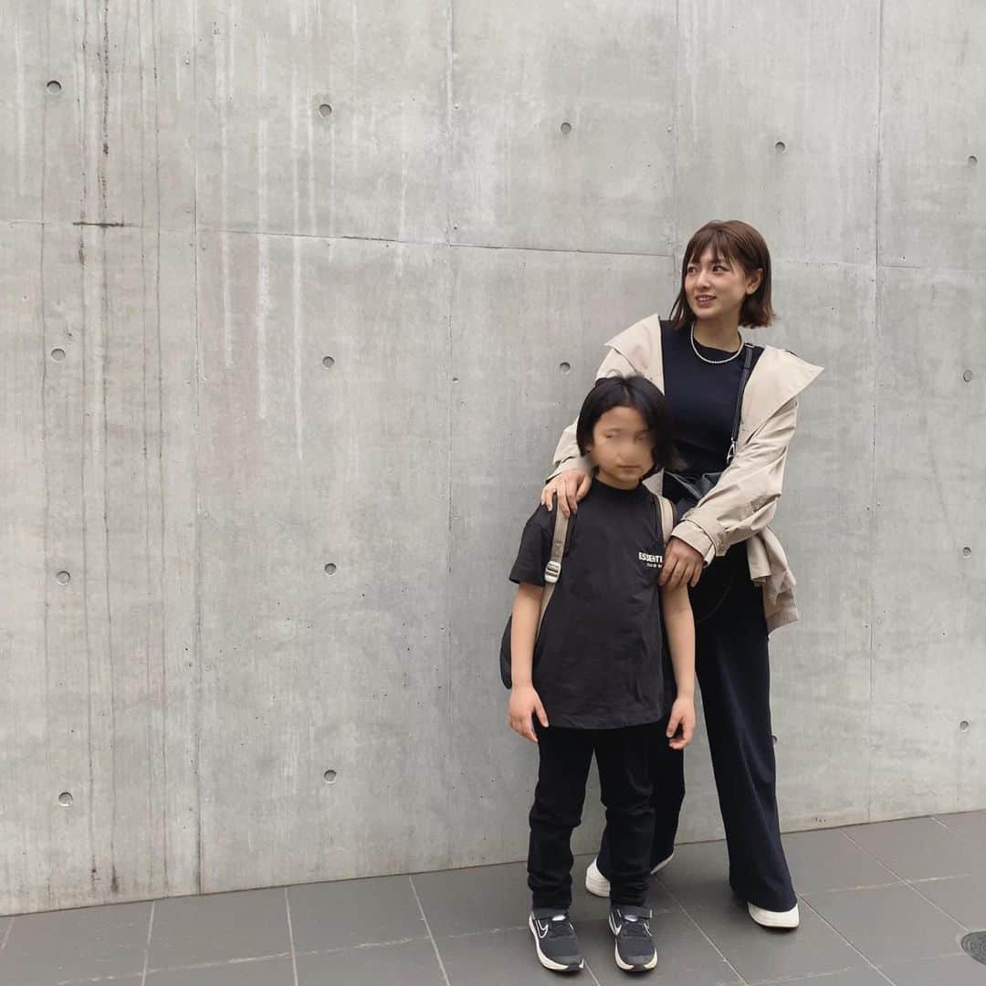 長尾麻由のインスタグラム：「先日、息子と表参道へ。　 練習帰りの夫と合流して２人の美容院に着いて行きました🌿 私は帰りにミルフィーユのスイーツのお店に寄りました🍓」