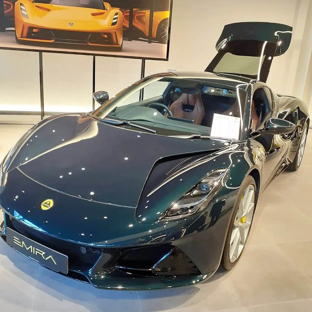 金原弘光のインスタグラム：「ロータスエミーラを見てきたよ❗ 思ったよりカッコよかった🎵 運転してみたいな～👍️  #ロータス #エミーラ」