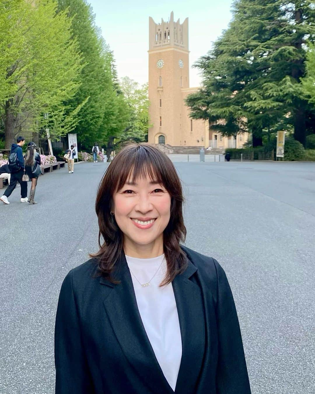 小西美穂のインスタグラム：「きょうは早稲田大学キャンパスへ！修士論文の指導教授の吉野孝先生にお会いしてきました。 いまは関学に教員として通う日々ですが、久しぶりに早稲田に来ると、すごく新鮮な気持ち。学ぶ喜びを知った初心を思い出しました👩‍🎓🏫📚  #早稲田大学 #大学院 #政治学研究科 #ジェンダー政治 #恩師 #知る喜び #考える喜び #大隈講堂」