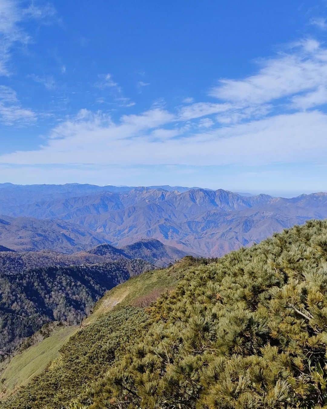登山*トレッキング*アウトドア『.HYAKKEI』さんのインスタグラム写真 - (登山*トレッキング*アウトドア『.HYAKKEI』Instagram)「積雪期の投稿が多いイメージの上州武尊山。 武尊山〜剣ヶ峰の稜線はどのシーズンでも美しいですね！  photo by： @yamafuji2023 さん  素敵なお写真ありがとうございます！  ＝＝＝＝＝＝＝＝  Posted @withregram • @yamafuji2023 武尊山 2158m 武尊山山頂より剣ヶ峰山と 谷川連峰  ＝＝＝＝＝＝＝＝  #hyakkeime  #武尊山 #剣ヶ峰」4月17日 22時48分 - hyakkei_me