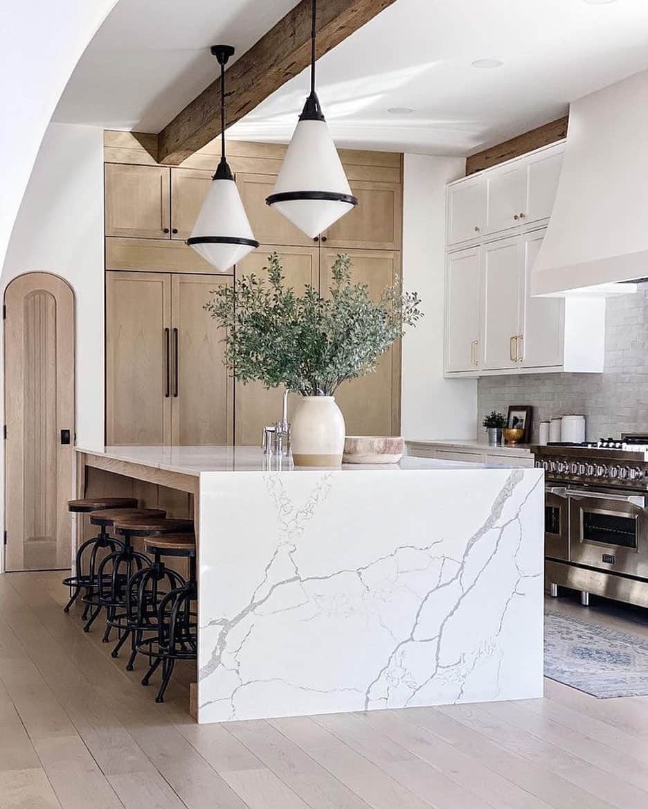 Homepolishのインスタグラム：「This kitchen’s tonal variations, with the graphic punch of the pendants, make a bold and thoughtful statement. Design by Vivir Design @vivirdesign   #kitcheninspiration #kitchendesign #interiordesign #mondaymotivation #joinfreddie」
