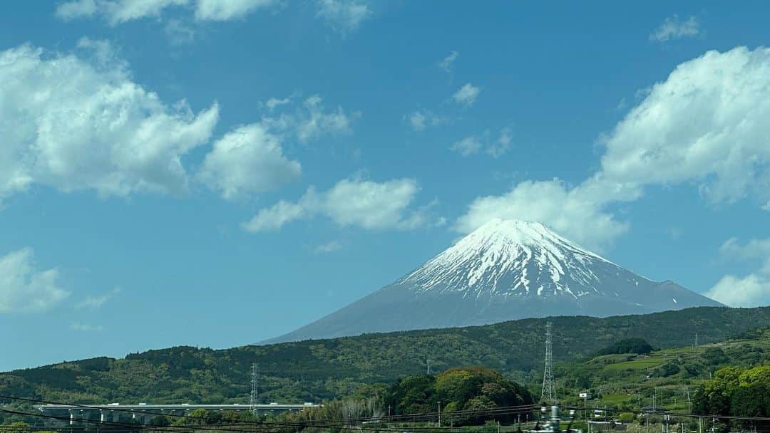 川上未映子のインスタグラム：「・帰京の午後の富士山」