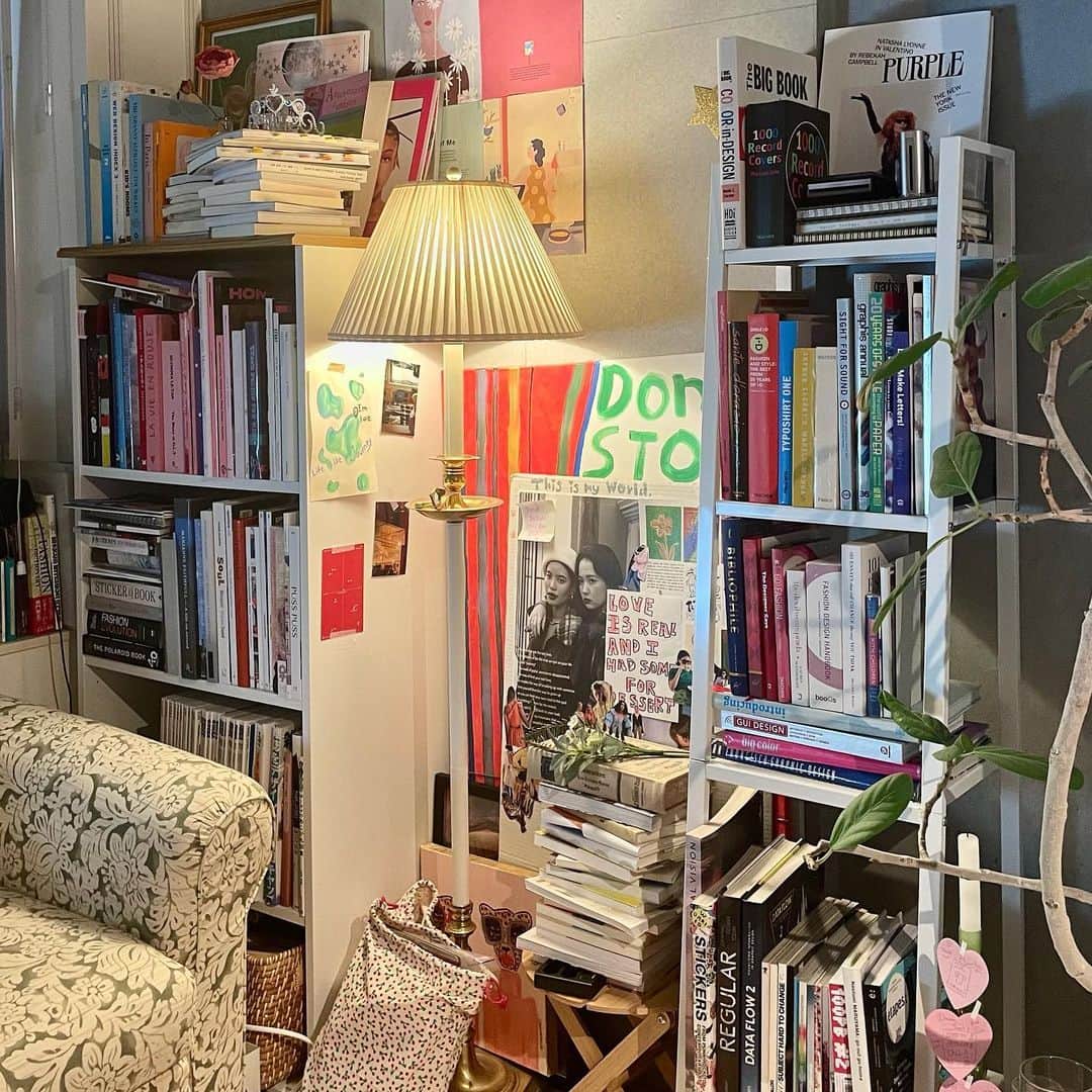 加藤愛里クリスティーナのインスタグラム：「My “HOUSE LIBRARY”📚  私の頭の中の全て🧠💥👀」