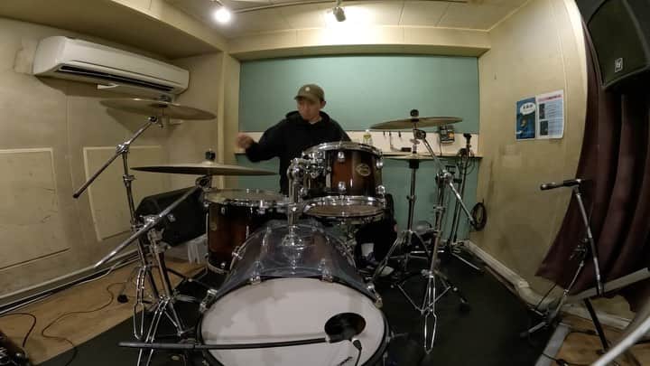 安床武士のインスタグラム：「Hobby time🥁🔥✨ 神戸滞在の合間でドラムタイム！ Rollercoasterは昔から好きな曲！ パカパカはこの間山嵐のライブの余韻がまだまだ冷めずひたすらアルバム聴いてます⚡️ Dear Mr.Presidentは久々に！ 身体の使い方の練習にもなるし、スッキリもするしで個人的に最高の趣味✨  #blink182 #山嵐 #RIZE」