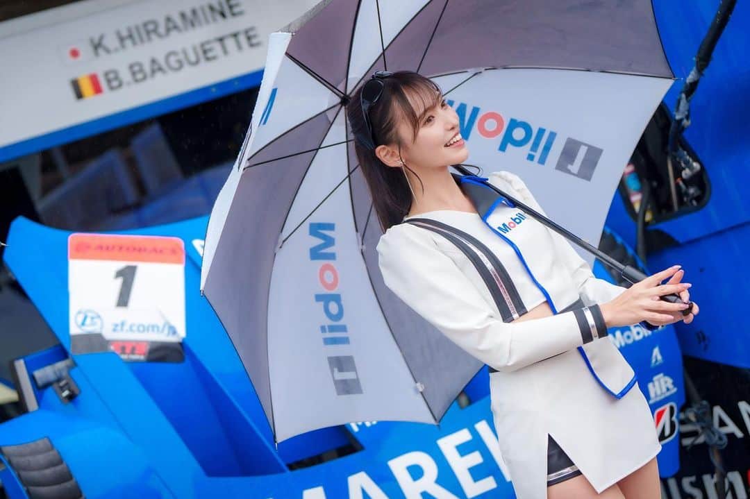 引地裕美のインスタグラム：「SUPER GT開幕戦 in 岡山🏎️🍑 寒い中お疲れ様でした！  SUPER GTはMobil1は 1号車 8号車 100号車をサポートしています🖤  私は1号車を担当させていただきます✨  予選日は生憎の雨でしたが みんなピットウォークも会いに来てくれてありがとう☺️ ピットウォークでは毎回配り物をしているのでMobil1のところに遊びに来てね☝🏻🖤  決勝日は少し太陽も出ました☀️ PCCJではカウントダウンボードもやらせていただきました！ 前レースで担当するのでこれからも是非お写真撮りに来てください✨  決勝レースはなんとグリッドボードを担当させて頂きました😳😆🙏🏻✨  チャンピオンチームだけが背負えるカーナンバー1のボードを持ってMobil1ポーズが出来ました🥹☝🏻💙🖤嬉しいっ！！！  スタートしてからすぐに雨が降り始め霰や雷も🥲🧊⚡️ 荒れた展開が続き、2度の赤旗でレース終了となりました。  Mobil1サポートチームは 8号車　7番手▶︎3位 1号車　12番手▶︎6位 100号車　8番手▶︎12位 という結果になりました！ みなさん応援ありがとうございました✨  今シーズン参戦する全てのレースが開幕しました🏎️💨✨  毎週末レースが続きます！！ Mobil1と一緒に皆さん最後まで駆け抜けて下さい🏁  #mobil1 #mobil1レーシングサポーターズ #supergt #marelliimpulz #teamimpul  #UMine #japanese #japanesegirl #일본 #costume #レースクイーン #rq #モータースポーツ #motorsports」