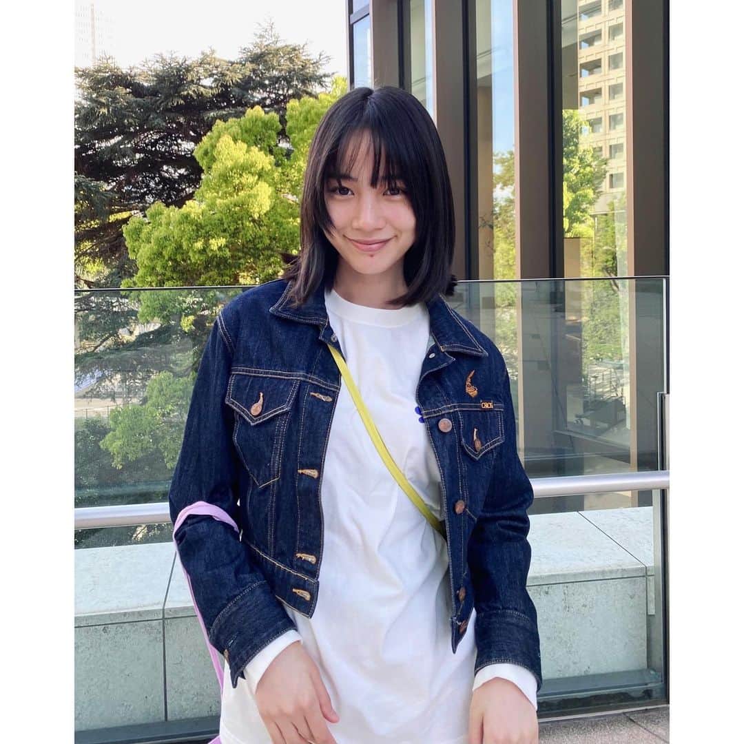 のん（能年玲奈）さんのインスタグラム写真 - (のん（能年玲奈）Instagram)「髪切った💇‍♀️  あごのにきび全然消えない。どうしよ。  美容室行くと髪サラサラになってずーっと指ですいてる。 にきびもずーっと触ってる。 良くないな。  あ、よく見たら襟ぐりのところに切った髪が付いてるね！にきびの事しか考えてなかったから気付かなかった。  #💇‍♀️」4月17日 23時00分 - non_kamo_ne