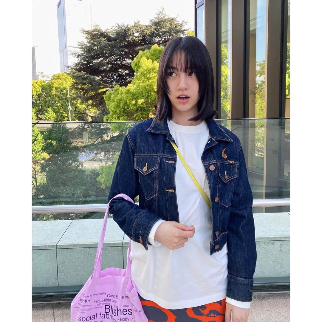 のん（能年玲奈）さんのインスタグラム写真 - (のん（能年玲奈）Instagram)「髪切った💇‍♀️  あごのにきび全然消えない。どうしよ。  美容室行くと髪サラサラになってずーっと指ですいてる。 にきびもずーっと触ってる。 良くないな。  あ、よく見たら襟ぐりのところに切った髪が付いてるね！にきびの事しか考えてなかったから気付かなかった。  #💇‍♀️」4月17日 23時00分 - non_kamo_ne