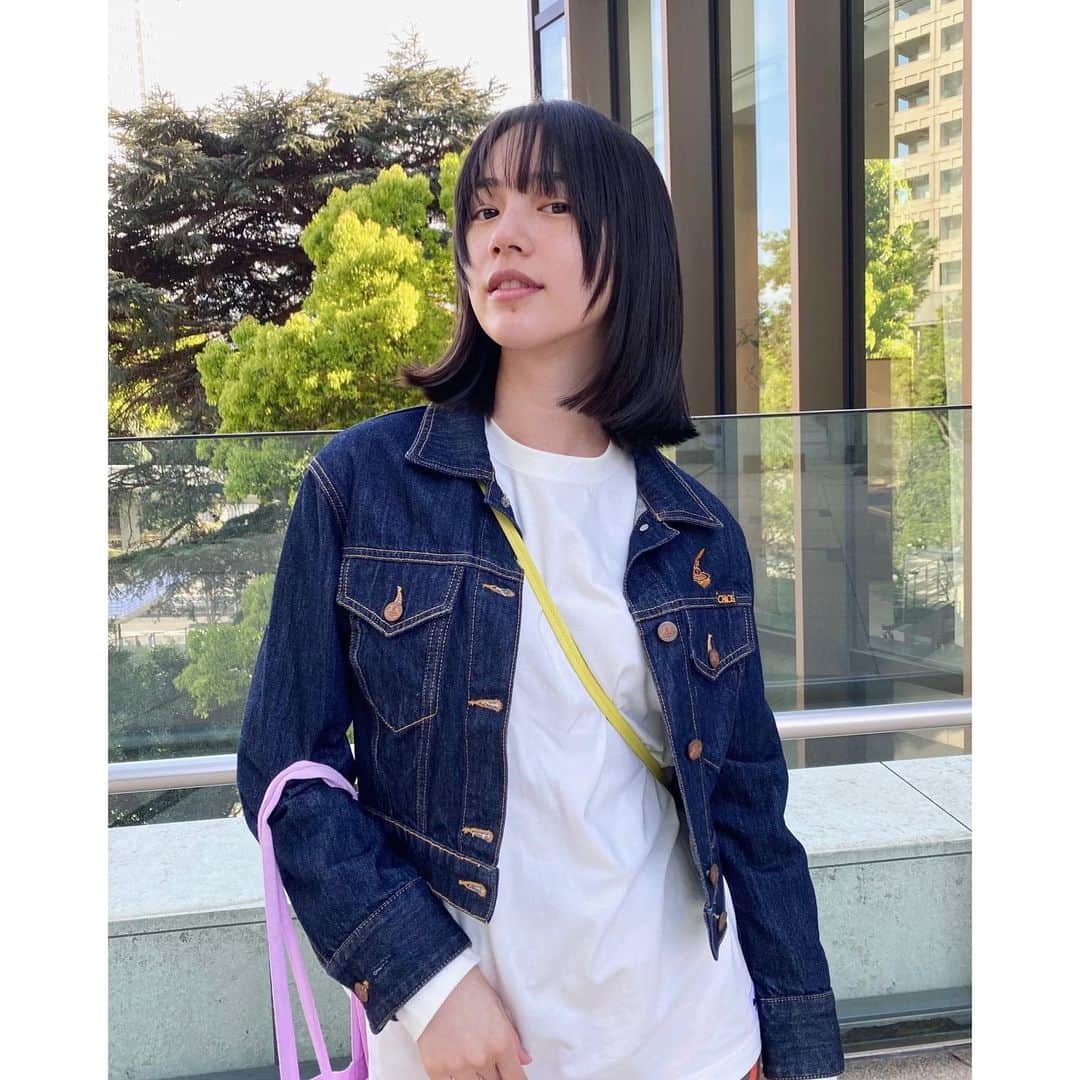 のインスタグラム：「髪切った💇‍♀️  あごのにきび全然消えない。どうしよ。  美容室行くと髪サラサラになってずーっと指ですいてる。 にきびもずーっと触ってる。 良くないな。  あ、よく見たら襟ぐりのところに切った髪が付いてるね！にきびの事しか考えてなかったから気付かなかった。  #💇‍♀️」