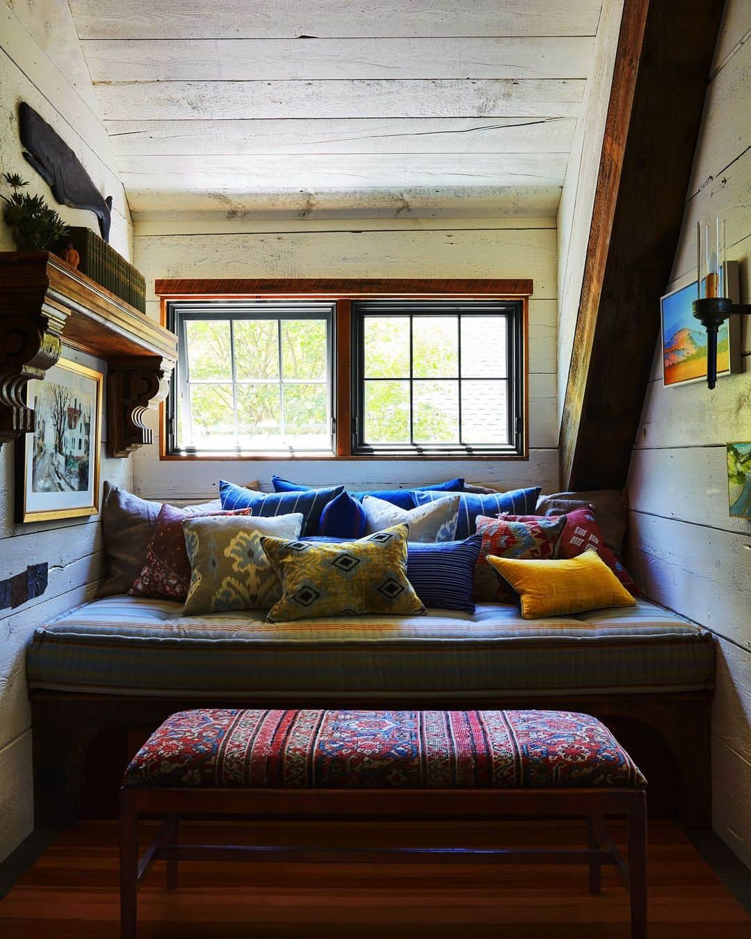 ELLE DECORさんのインスタグラム写真 - (ELLE DECORInstagram)「On this Monday morning, we’re eyeing this comfortable study with envy. The nook, in the Provincetown home of Terrence Meck and Bret Alberti, is piled with soft surfaces and pillows, courtesy designer David Cafiero (@cafieroselecthome). Our favorite detail? A 19th-century fireplace mantel cap that was repurposed as a charming shelf.   Click the link in bio to see inside this dream getaway as seen in the March 2023 issue of ELLE DECOR. Written by @cokhio. Photographed by @stephenkentjohnson. Styled by @michaelreynoldsnyc.」4月17日 23時00分 - elledecor