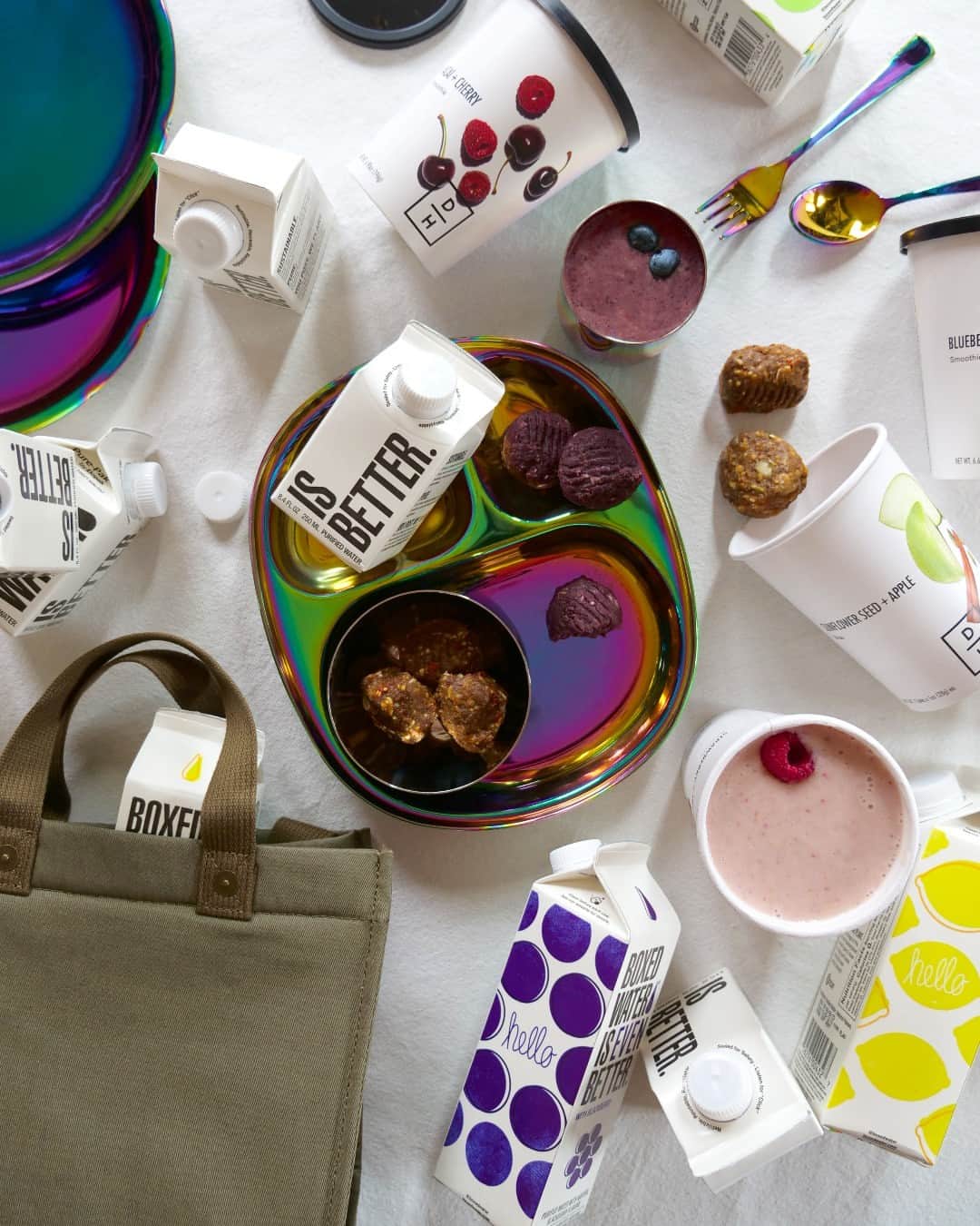 BoxedWaterのインスタグラム：「✨ GIVEAWAY ✨ This Earth Month, we’re bringing you a giveaway that makes lunchtime a little more sustainable and nutritious (and a whole lot easier). Featuring essentials that are perfect for the whole family—from sustainable packing and plating to earth-friendly hydration and nourishing food. One lucky winner will receive a FEED Lunch Bag, two 24-packs of fruit-flavored Boxed Water, Ahimsa Home’s Rainbow Mindful Mealtime Set and two Rainbow Purposeful Plates and a $100 gift card to Daily Harvest.  How to enter:  🥑 Like this post 🥑 Follow @dailyharvest, @Ahimsahomeusa, @FEED, @boxedwater  🥑 Tag a friend (or two or three!) and share your fave lunchtime hack or snack  Winner will be selected at random on April 22nd! To be eligible, you must be 18 years or older and reside in the United States (excluding HI, AK and PR). This giveaway is not sponsored, endorsed, administered by, or associated with Instagram.」