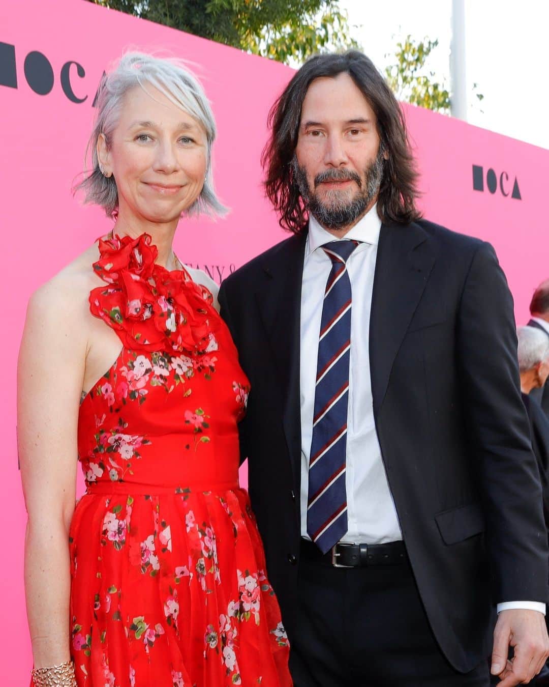 E! Onlineさんのインスタグラム写真 - (E! OnlineInstagram)「Although Keanu Reeves and Alexandra Grant are notoriously private with their relationship, the couple decided to seal their red carpet outing with a kiss. ❤️ Link in bio to see the sweet moment. (📷: Getty)」4月17日 23時00分 - enews