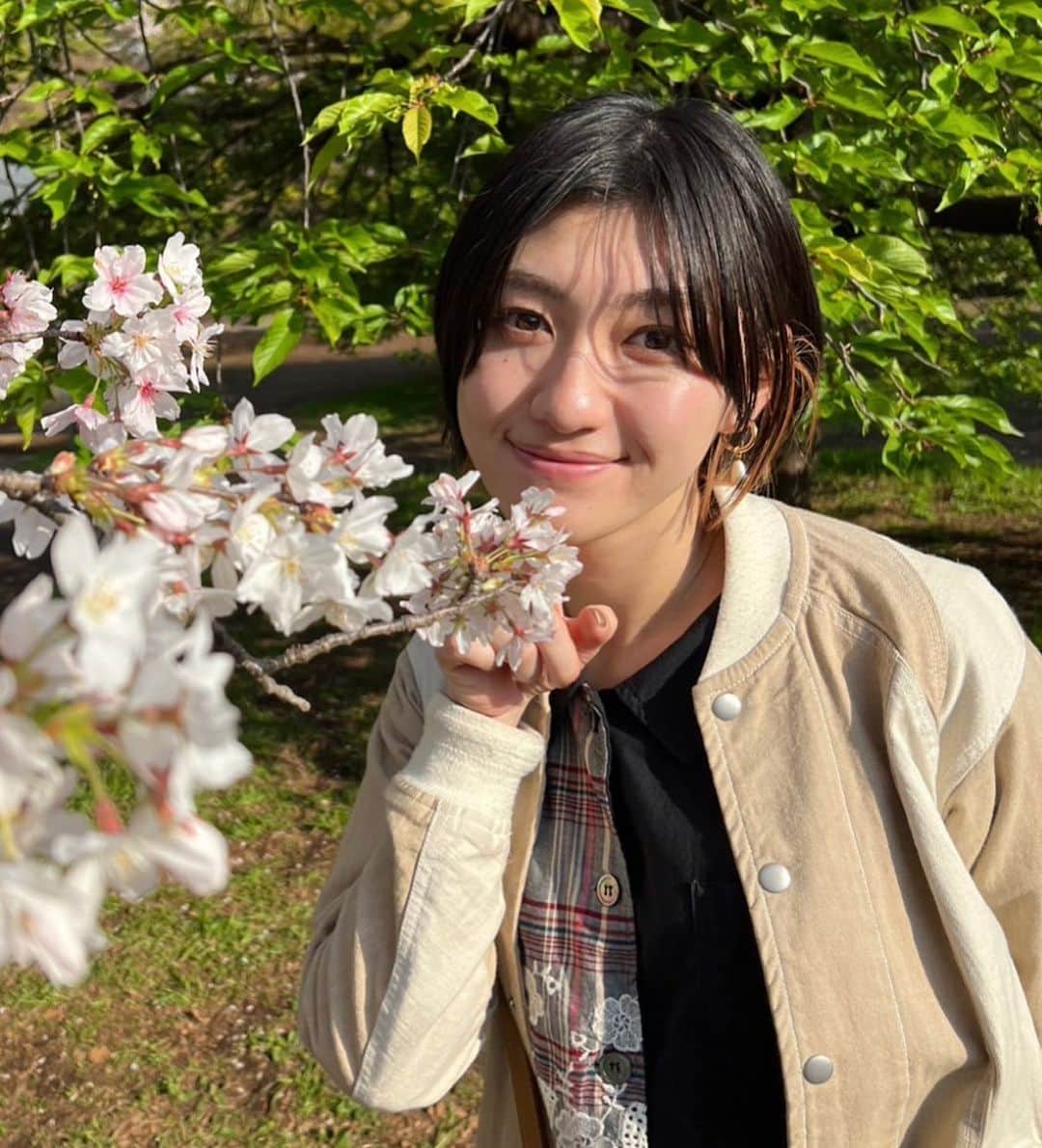 小林歌穂さんのインスタグラム写真 - (小林歌穂Instagram)「ちょっと前に お花見したよ🌸 ⁡ ⁡ #代々木公園#お花見#あはは」4月17日 23時02分 - kobayashi_kaho_official