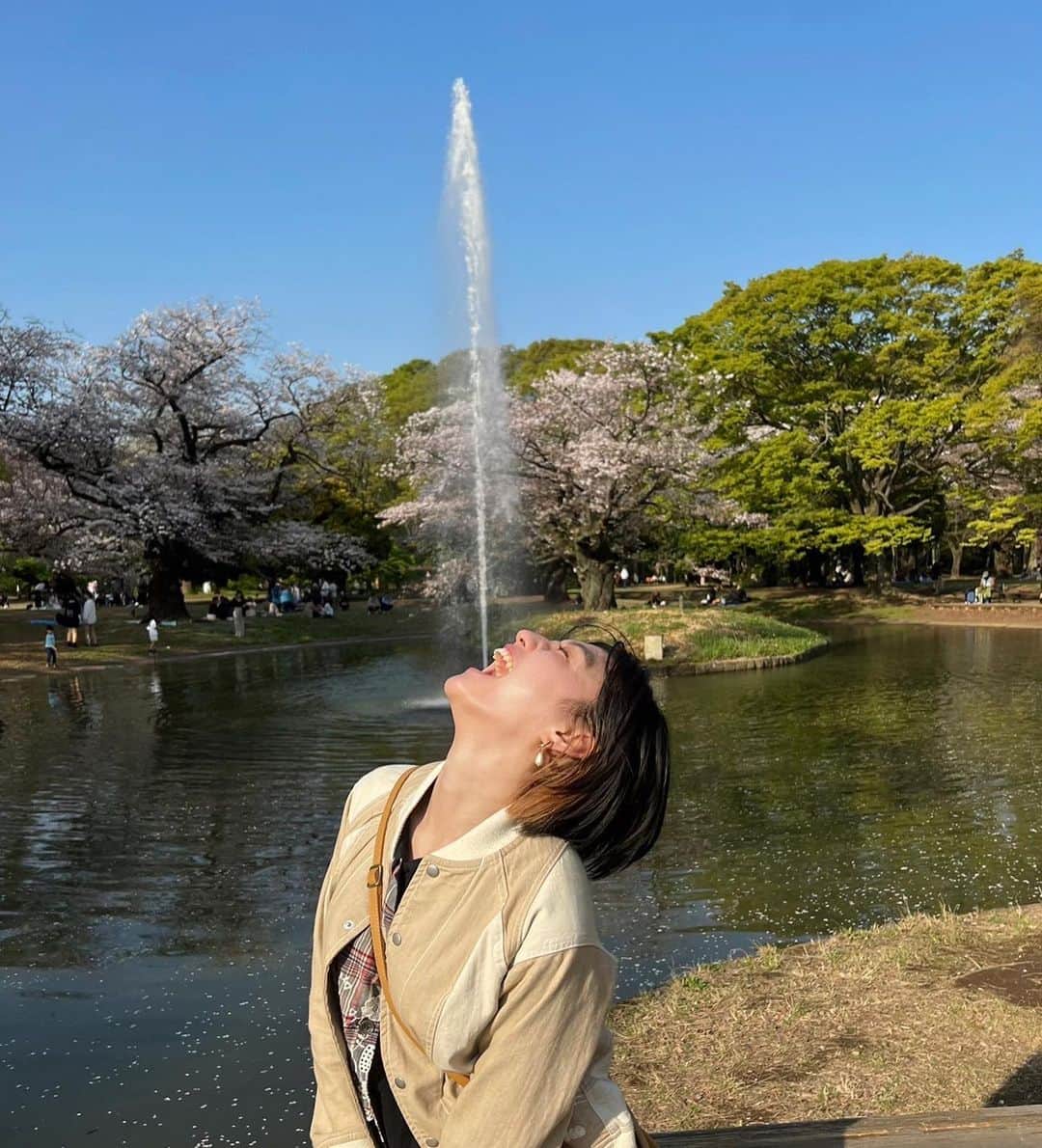 小林歌穂さんのインスタグラム写真 - (小林歌穂Instagram)「ちょっと前に お花見したよ🌸 ⁡ ⁡ #代々木公園#お花見#あはは」4月17日 23時02分 - kobayashi_kaho_official
