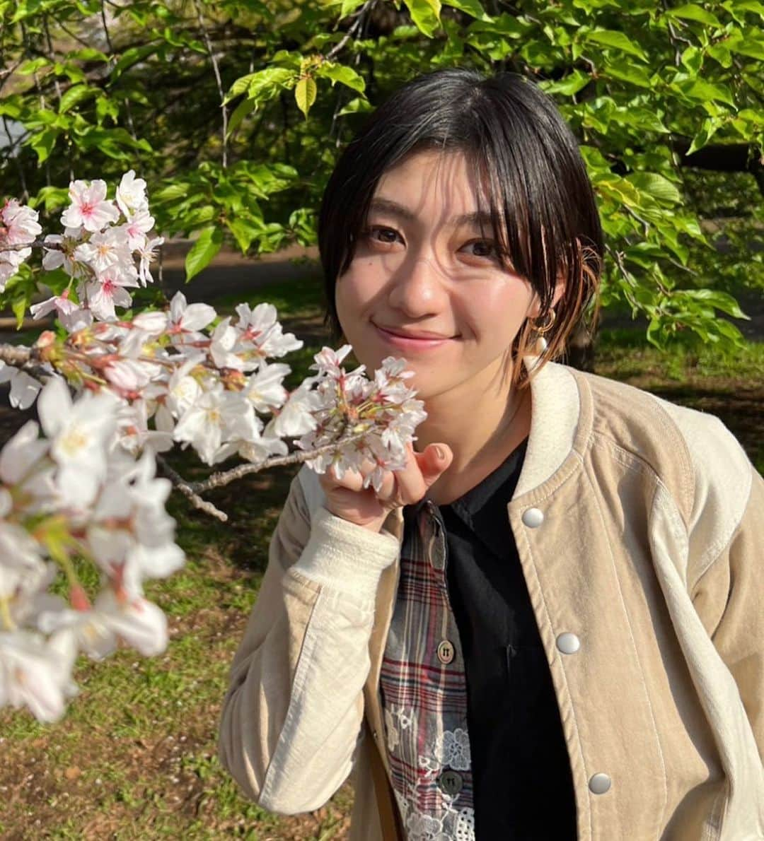 小林歌穂のインスタグラム：「ちょっと前に お花見したよ🌸 ⁡ ⁡ #代々木公園#お花見#あはは」