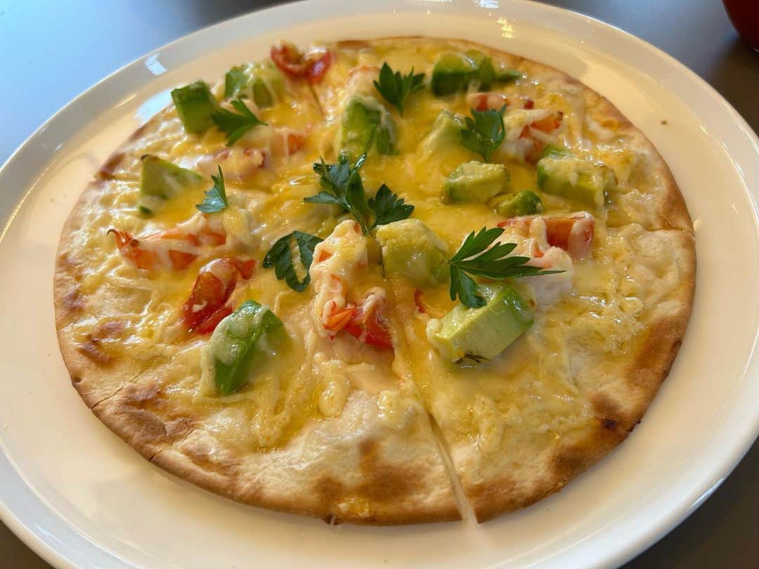 片山真人のインスタグラム：「【東静岡に新店！イタリアン】 東静岡にオープンしたばかりのイタリアンVELTIROに行ってきました。 メニューはオープン直後ということもあり数は決して多くありませんが、少数精鋭の厳選されたラインナップ！という印象です。  画像にも載せましたが、メインメニューはパスタ、ピザのイタリアン王道に加えてカレーもありました。 セットメニューも、サラダやドリンク、デザートつきなどA〜Cの3段階で選べます。ドリンクサラダデザートがついたCセットは+700円でトータル1700円〜2000円くらいです。  海老とアボガドのピザは、とろけるチーズとエビの存在感◎アボカドの甘味がチーズと織りなす絶妙なバランス、生地は薄めでペロりです。  たらこのクリームパスタはちょっとピリ辛さもあり、濃厚なクリームと相性抜群でした。  プロバスケットボールチーム ベルテックス静岡の運営会社が手掛けており、敷地内には3x3のバスケットボールコートも。今後さらにサウナやBBQスペースなども作る予定だそうです、要チェックですよ！！  #かたログ #東静岡　#東静岡駅 #イタリアン #静岡 #静岡グルメ #ベルテックス静岡 #静岡ランチ #パスタ #ピザ　#サウナ #サウナー　#VELTIRO」