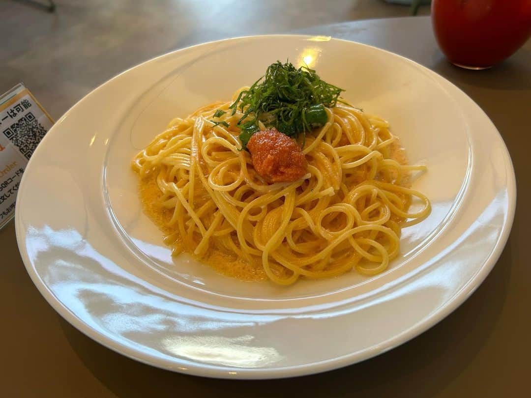 片山真人さんのインスタグラム写真 - (片山真人Instagram)「【東静岡に新店！イタリアン】 東静岡にオープンしたばかりのイタリアンVELTIROに行ってきました。 メニューはオープン直後ということもあり数は決して多くありませんが、少数精鋭の厳選されたラインナップ！という印象です。  画像にも載せましたが、メインメニューはパスタ、ピザのイタリアン王道に加えてカレーもありました。 セットメニューも、サラダやドリンク、デザートつきなどA〜Cの3段階で選べます。ドリンクサラダデザートがついたCセットは+700円でトータル1700円〜2000円くらいです。  海老とアボガドのピザは、とろけるチーズとエビの存在感◎アボカドの甘味がチーズと織りなす絶妙なバランス、生地は薄めでペロりです。  たらこのクリームパスタはちょっとピリ辛さもあり、濃厚なクリームと相性抜群でした。  プロバスケットボールチーム ベルテックス静岡の運営会社が手掛けており、敷地内には3x3のバスケットボールコートも。今後さらにサウナやBBQスペースなども作る予定だそうです、要チェックですよ！！  #かたログ #東静岡　#東静岡駅 #イタリアン #静岡 #静岡グルメ #ベルテックス静岡 #静岡ランチ #パスタ #ピザ　#サウナ #サウナー　#VELTIRO」4月17日 23時08分 - katayamasato