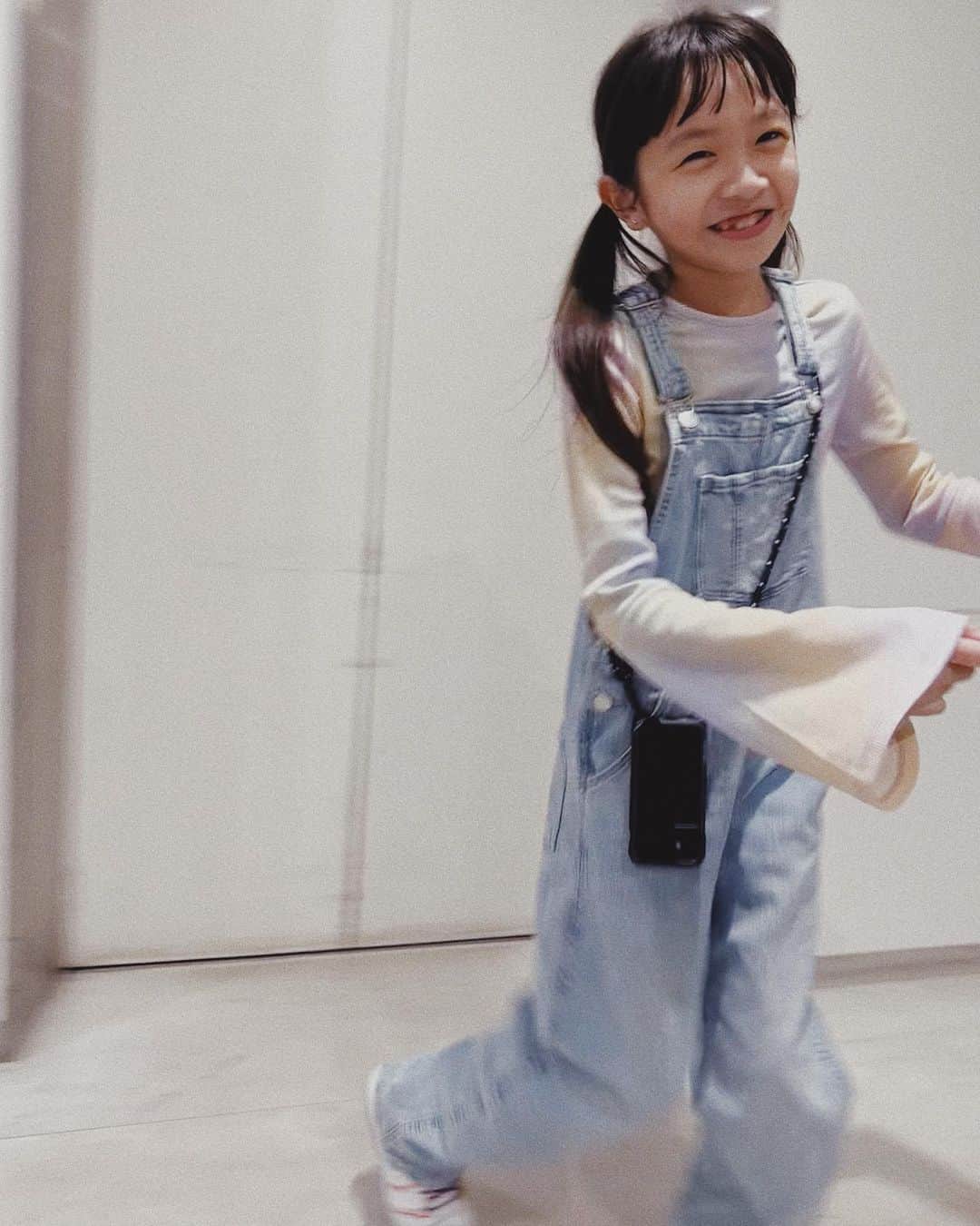 EMIのインスタグラム：「⭐︎ 子供のオーバーオール好き これは @hm 🩵」