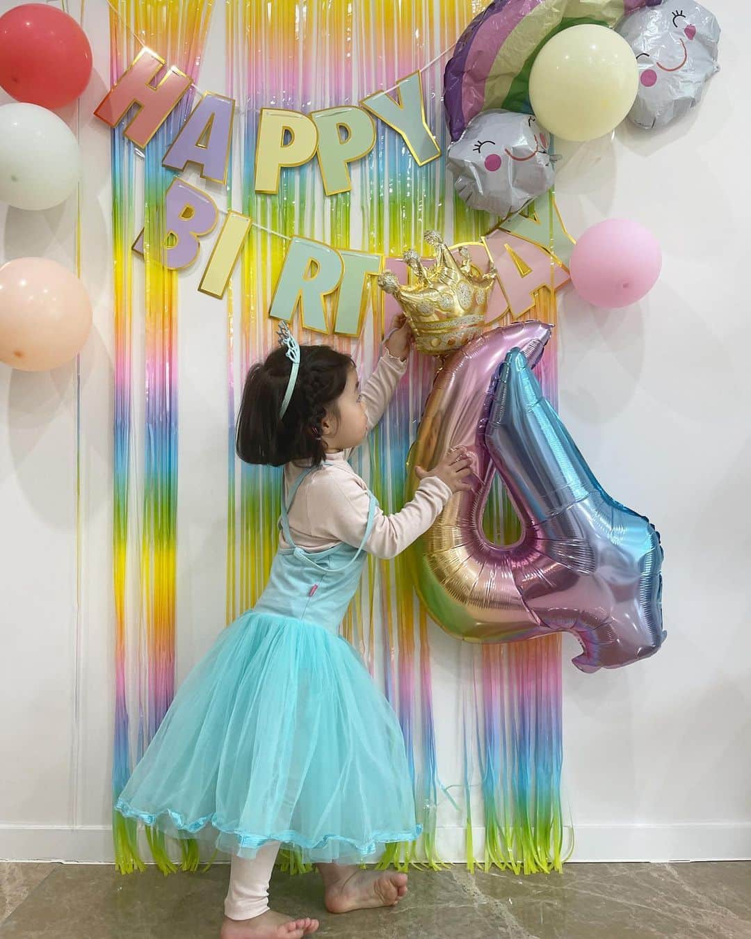 イ・ユンジのインスタグラム：「제가네살언니니까스스로포토존을꾸며볼께여!#셀프생일파티플래너#유니콘은처참히터지고#무지개는새는중이지만#행복해요제생일」