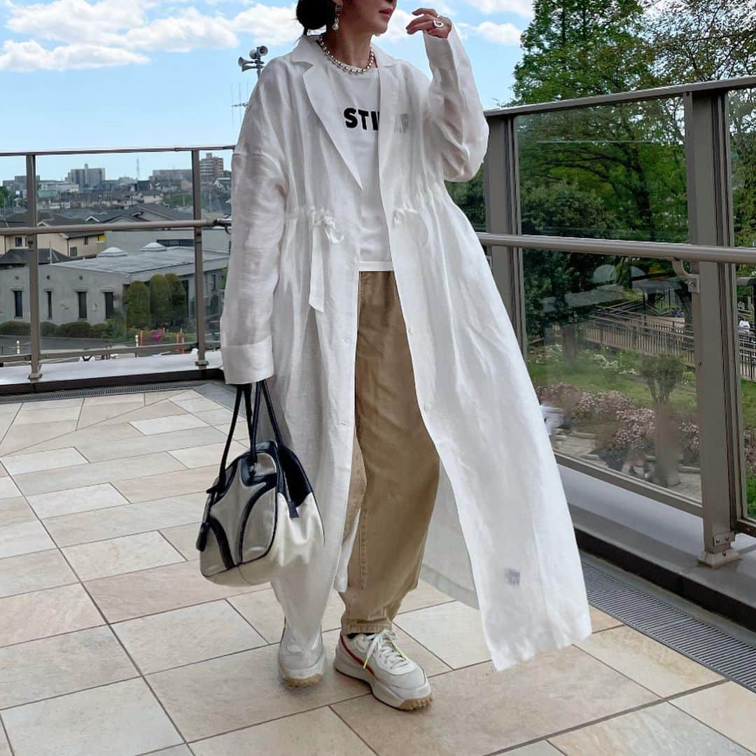 のインスタグラム：「この前行った @cielair  でオーダーしたお洋服届いたので #cielair 早速昨日きたよ🤭💓  シアーなロングシャツ✨  透け感のある素材で　生地にハリがあり形が綺麗😄  これからの季節に　肌寒かったり火の光が気になる時に さっと羽織れて良い💓  Tシャツ　@reedit_official  #reedit  ボトム　@zara  #zara   #大人コーデ #大人カジュアルコーデ #きれいめカジュアル#40代コーデ#40代ファッション  #骨格ストレート#着こなし#綺麗めコーデ #アラフォー#アラフォーママ  #アラフォーコーデ #40代コーデ #40代ファッション #体型カバーコーデ#プチプラ高見えコーデ #シンプル#シンプルコーデ  #prada」