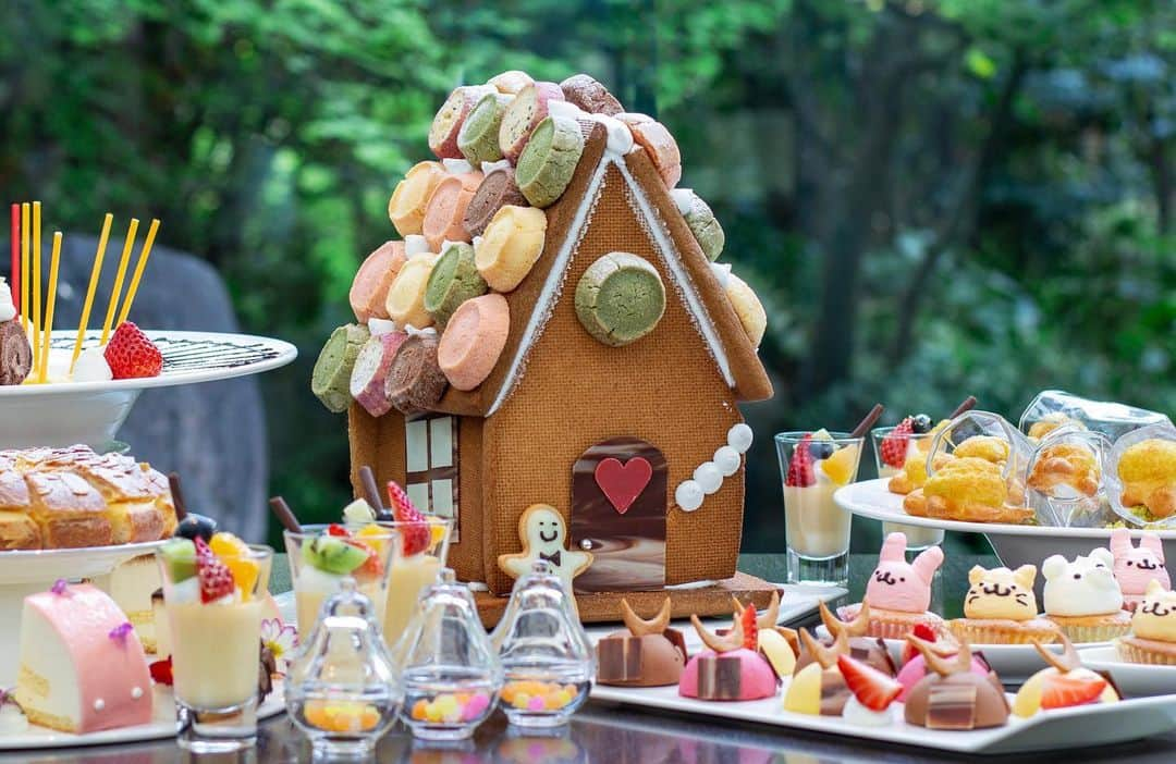 The Westin Osaka （ウェスティンホテル大阪）のインスタグラム：「レストラン「アマデウス」では、4/29～5/7限定でデザートコーナーにはまるで絵本の中から飛び出したようなかわいらしいお菓子の家が登場します！ 屋根を彩るのは、ホテルショップ「コンディ」で人気のある“ディアマンクッキー”。 その他にも機関車に見立てたスイーツや「こどもの日」にちなんでムースでできた兜、自家製のブリオッシュで作るドイツの伝統スイーツ“ビーネンシュティッヒ”などワクワクするスイーツが勢ぞろい✨  ライブキッチンでは、リオナソーセージやジャンボンブラン、パテアンクルートなど特製シャルキュトリーが多数登場します。 この時期だけの特別なスイーツとお料理をお楽しみください♪  🔗https://amadeus.westinosaka.com/ ご予約・お問い合わせはレストラン「アマデウス」まで TEL.06-6440-1062 ————————————————— #ビストロ #bistro #アマデウス #ゴールデンウィーク #お菓子の家 #こどもの日 #端午の節句 #スイーツ #ビーネンシュティッヒ #パテアンクルート #シャルキュトリー #ランチブッフェ #ホテルブッフェ #バイキング #ブッフェ #ビュッフェ  ———————————————— Tag @westinosaka to share your image with us. ⠀⠀ #WestinOsaka #ウェスティンホテル大阪」